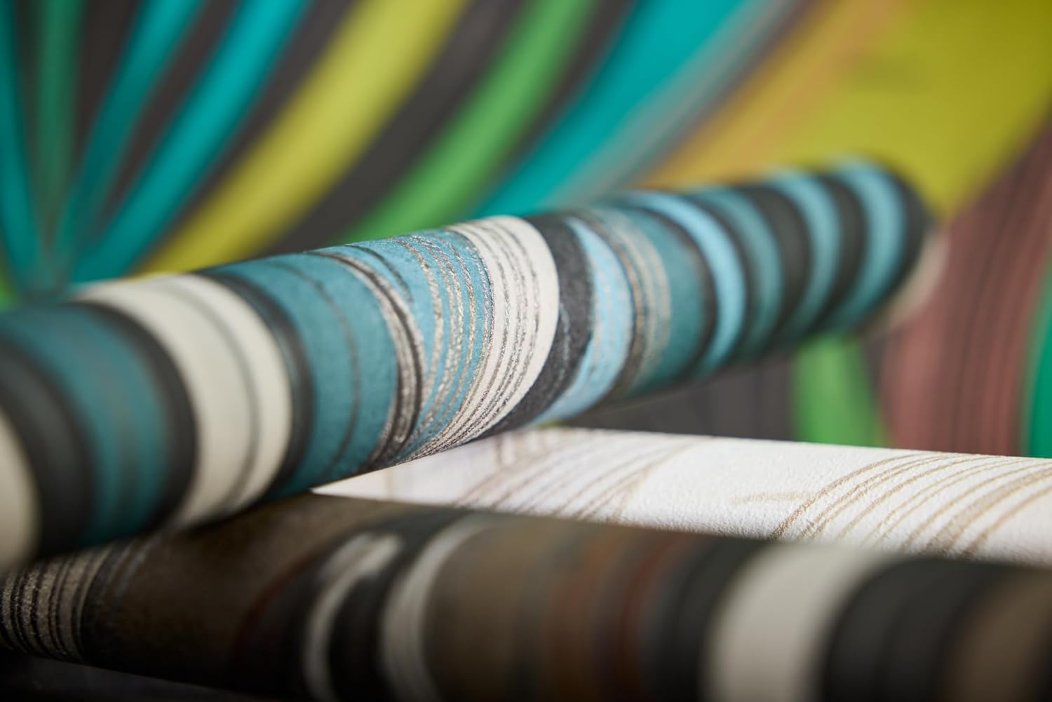 A.S. Cr&eacute;ation Livingwalls Hot Spots Motif Wallpaper 10.05 M X 0.53 M with Leaf Pattern - Green, Yellow, Turquoise, Metallic - Non-Woven Wallpaper, Wall Decoration in Tropical Style, Made in Germany - Cream, Beige, Blue, Green image number 3