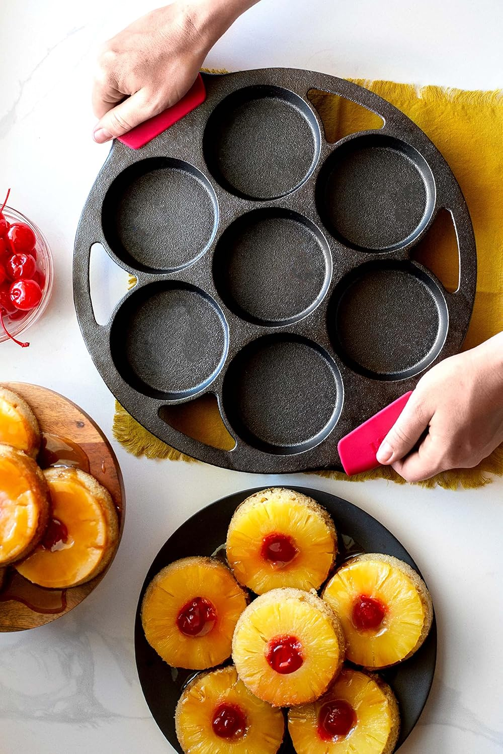 Lodge Seasoned Cast Iron Mini Cake Pan, 7 Impressions image number 3