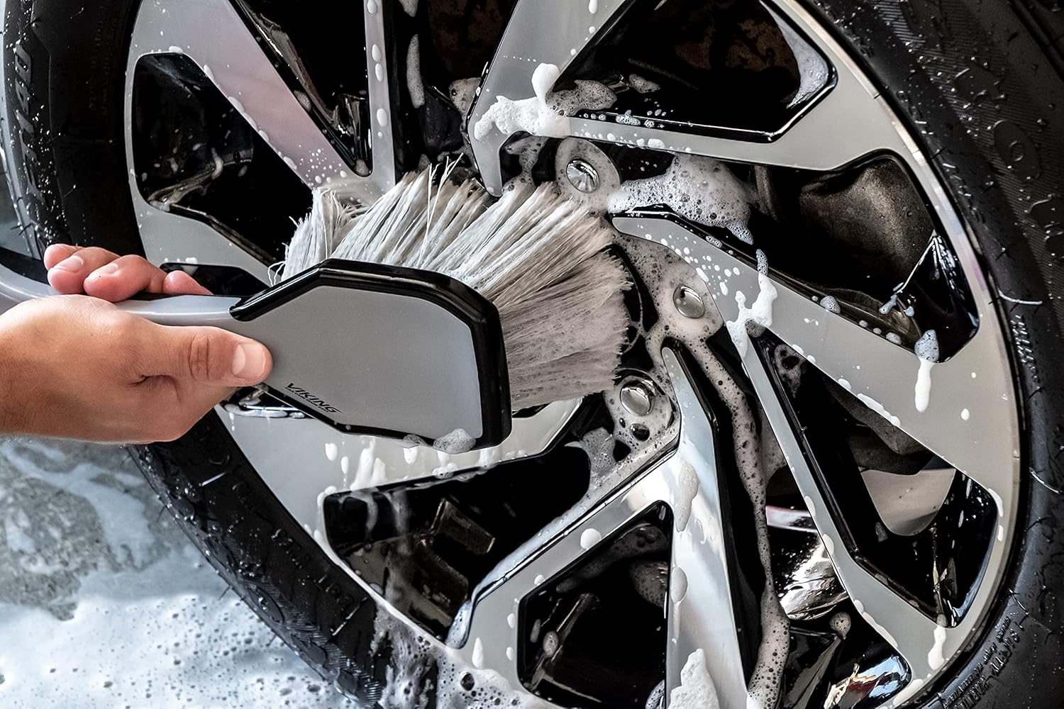 VIKING Car Wash Brush, Wheel and Fender Brush, Short Handle Tire Cleaner for Car Detailing, 10.3 Inch, Grey/Black image number 3