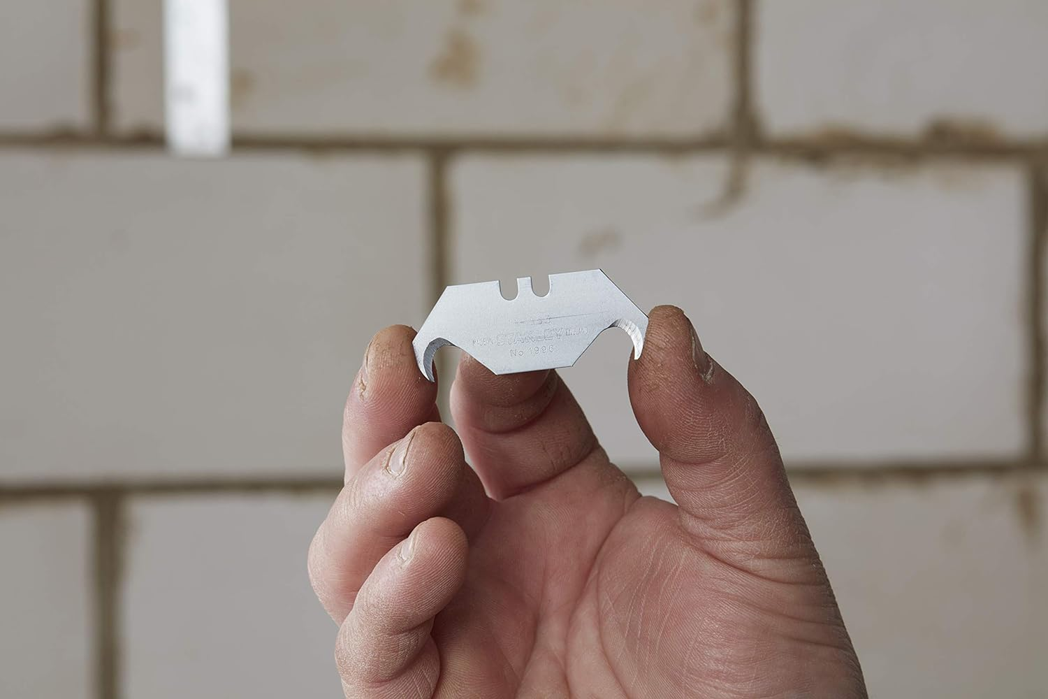 Stanley Hook Blades "1996" 2-11-983 (Without Punching, Especially Suitable for Cutting Packaging, Flooring and Plastic Casing, Pack of 10 in Dispenser) image number 1