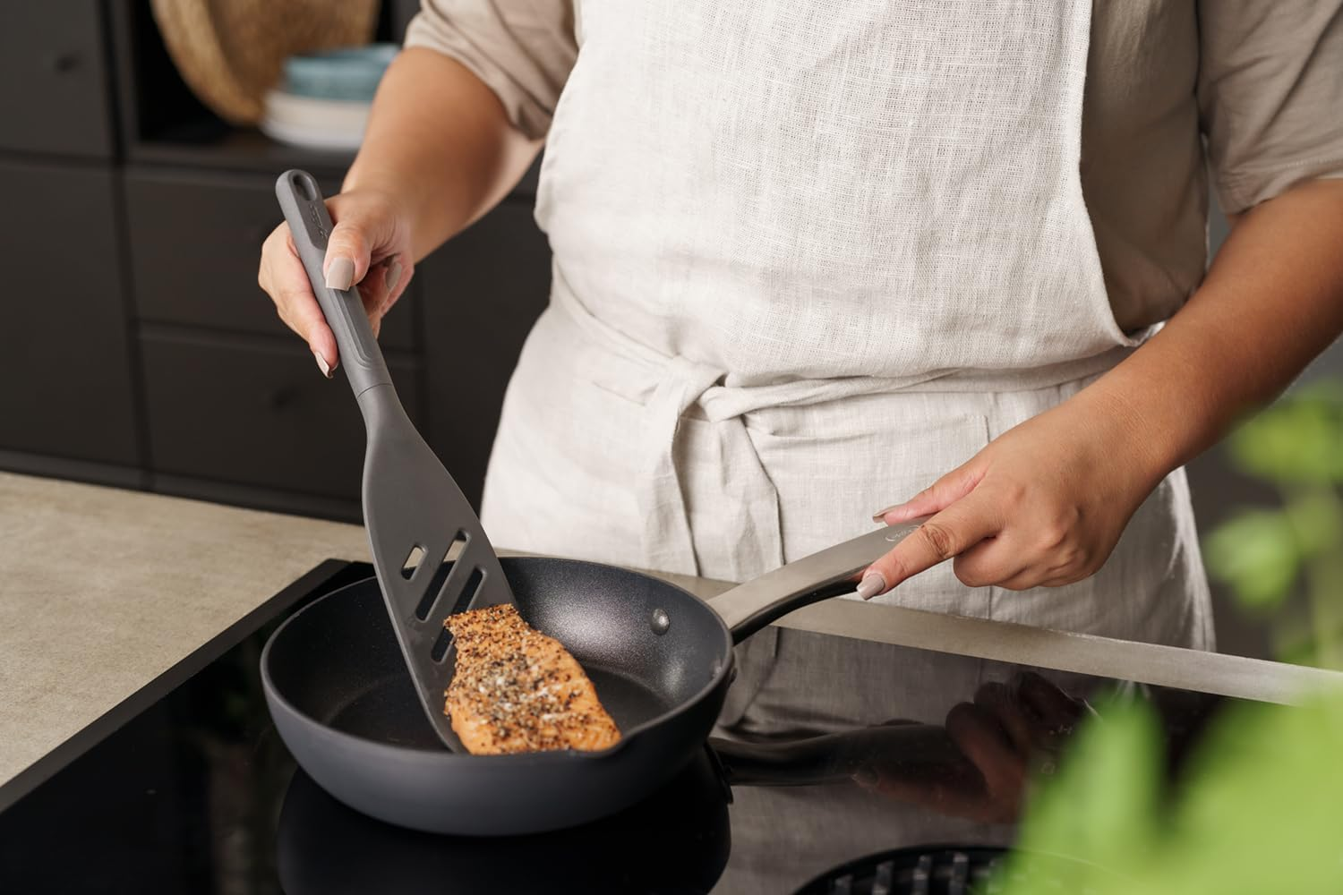 Zyliss Fish Spatula, Sustainable Wheatstraw/Silicone, Fish Turner, Slotted Head, Dishwasher Safe, Non Stick and Heat Resistant Cooking Utensils, Beluga Grey, 32.5Cm X 7Cm image number 2