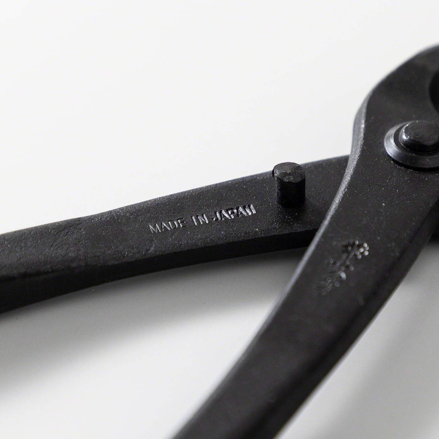 Wazakura Hand Forged Knob Bonsai Cutter Made in Japan 8-1/4 Inch (210Mm), Japanese Gardening Tools, round Edge Concave Branch Cutter Black image number 4