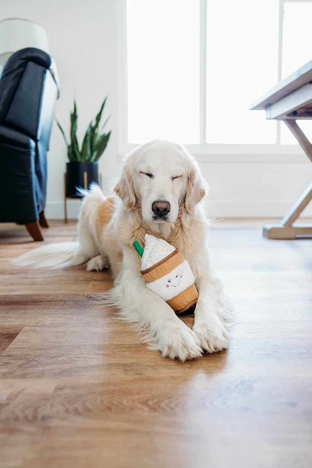 Zippypaws Nomnomz Puppaccino Squeaker Dog Toy, 20.3 X 10.2 X 10.2 Cm Size image number 4