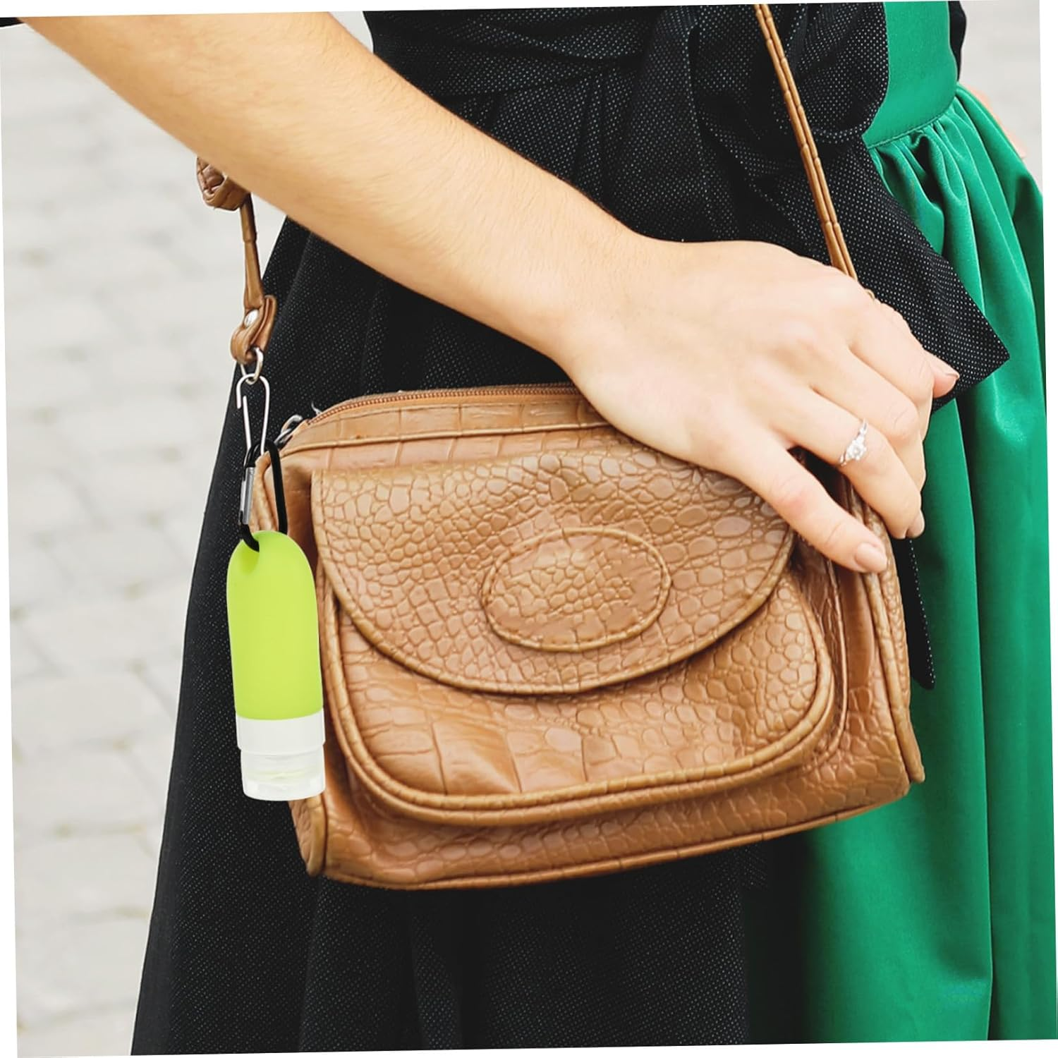 DECHOUS 4Pcs Refillable Travel Bottles with Carabiner Clip Portable Hand Sanitiser Containers for Toiletry Storage Leakproof Empty Bottles image number 2