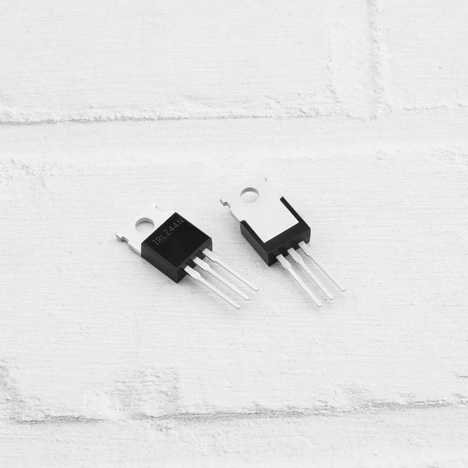 YINETTECH 10PCS IRLZ44N Logic Level MOSFET Transistors 47A 55V N-Channel MOSFET Transistors 29X10X4.5Mm Used Be Electronic Switches Controllable Rectifiers image number 3