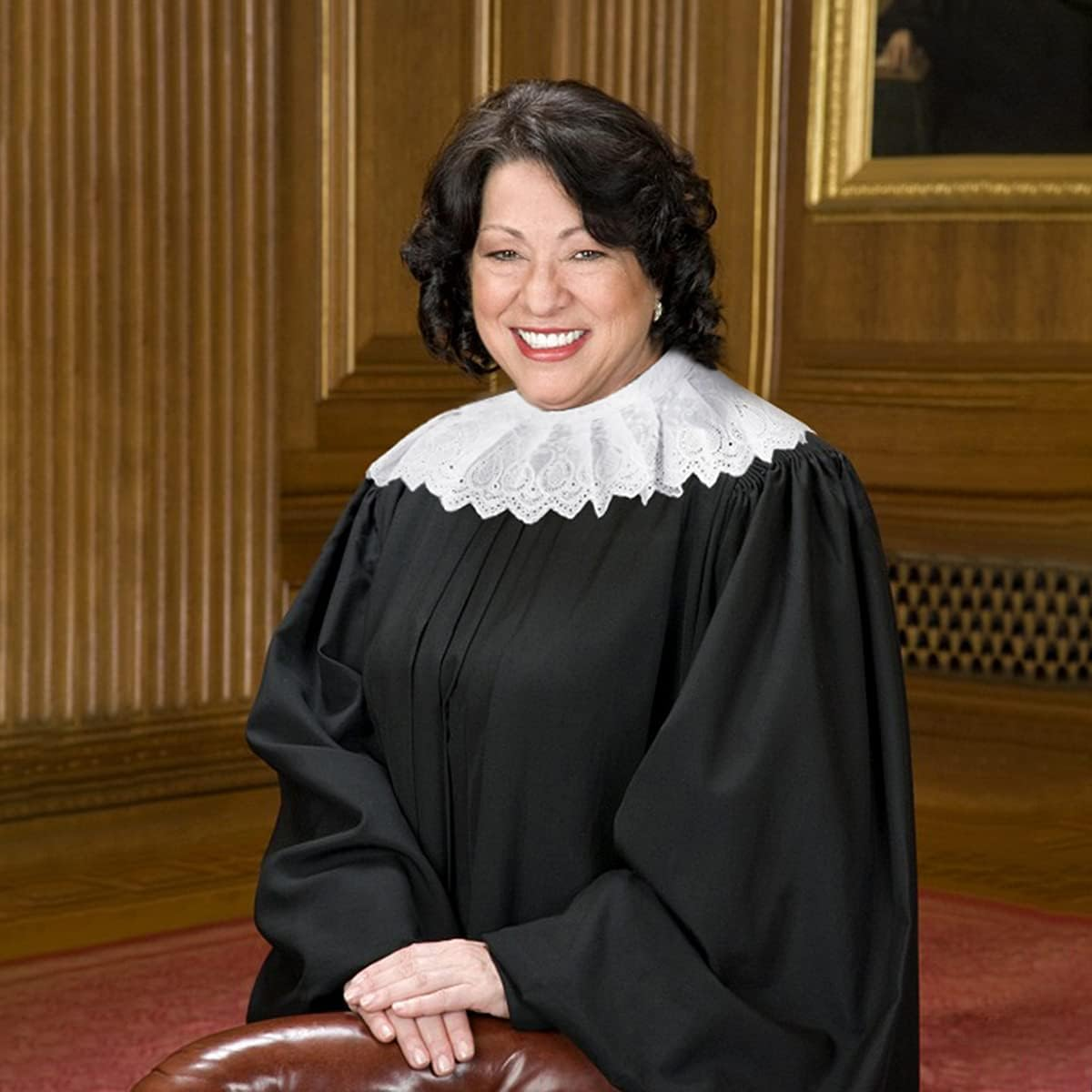 Halloween Judge Costume Accessory Lace False Collar Judge Choker Blouse Collar plus Wooden Courtroom Gavel Hammer for Halloween Judge Cosplay Justice Costume Party Favors Props