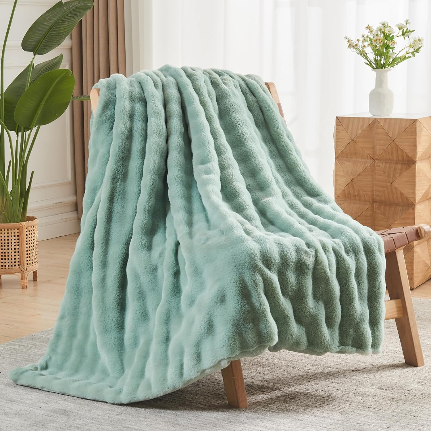 NEWCOSPLAY Faux Fur Throw Blanket Super Soft Cozy Plush Fuzzy Shaggy Blanket for Couch Sofa Bed (Frosty Grey Shaggy, Throw(50"X60")) image number 4