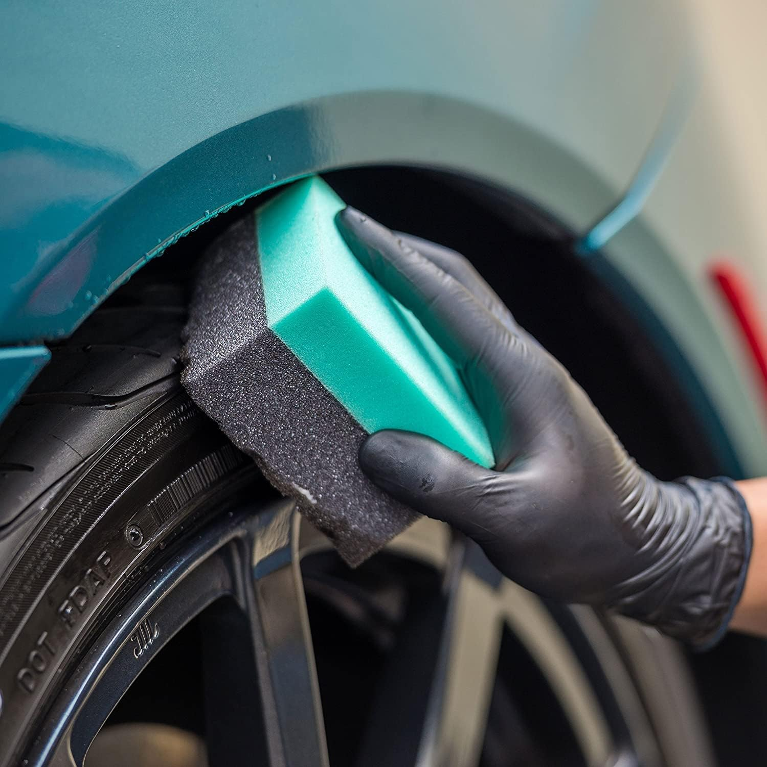 Chemical Guys VRP Super Shine Dressing (473Ml) + Durafoam Contoured Large Tire Dressing Applicator Pads (2 Pack) Bundle image number 2