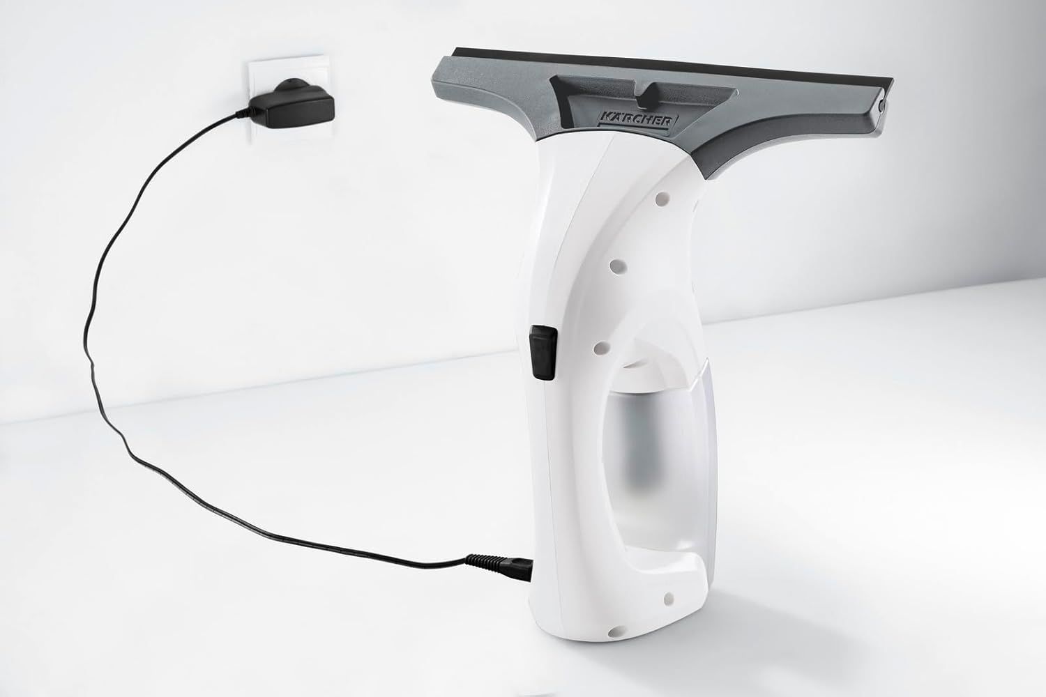 K&Auml;RCHER Cordless Window Vac WV 1, White with Spray Bottle/Microfibre Cloth, Run Time: 20 Min, 250Mm Nozzle, Weight: 0.5 Kg, Cleaning Area Approx 70M&sup2; image number 6