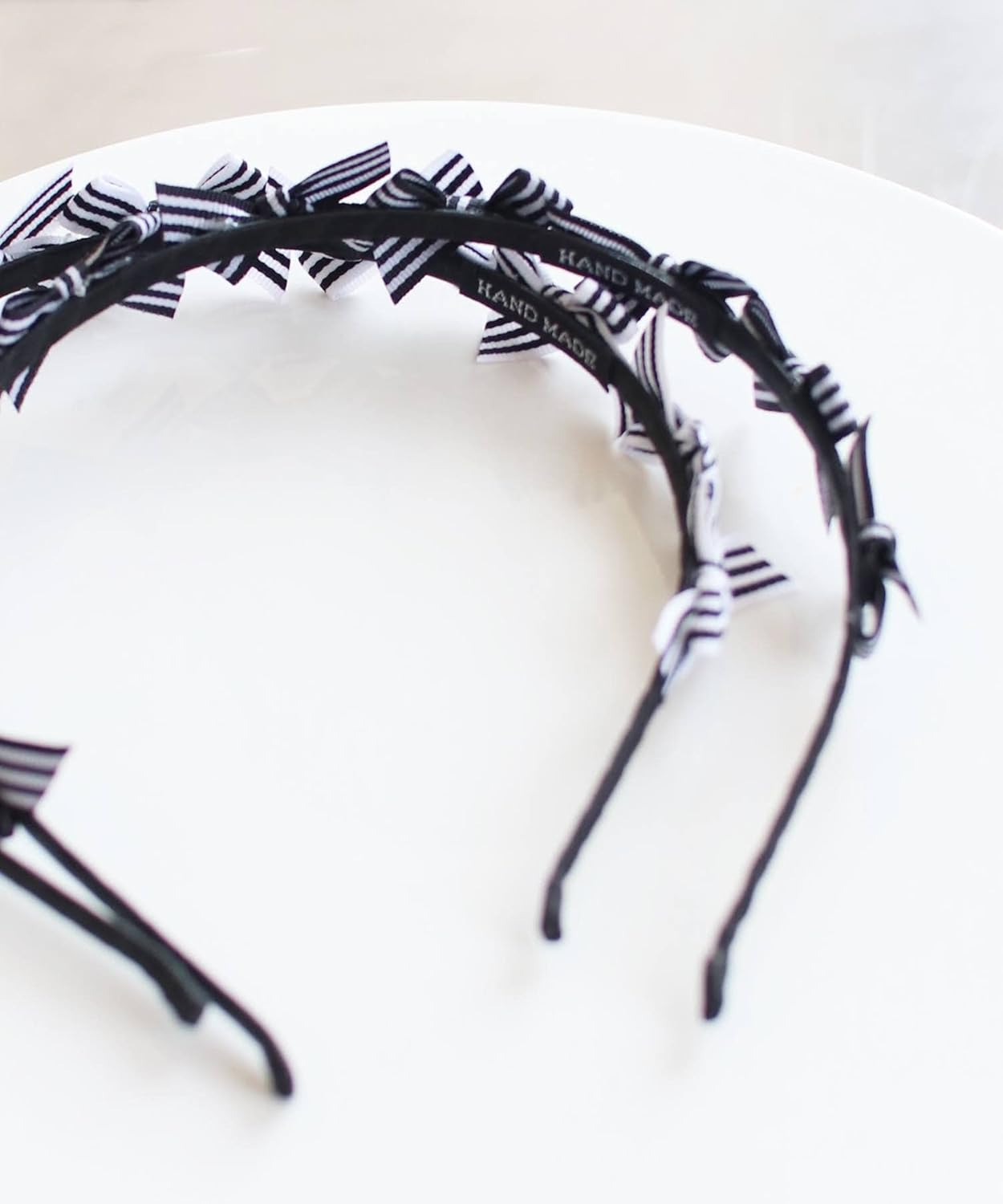 Laura 58252201-WHT Girls' Ribbon, Preppy Striped Headband with One Ribbon Motif Size: 1.4 Inches (3.5 Cm) Diameter, White, リボン1つのモチーフ大きさ:直径3.5Cm - White image number 5