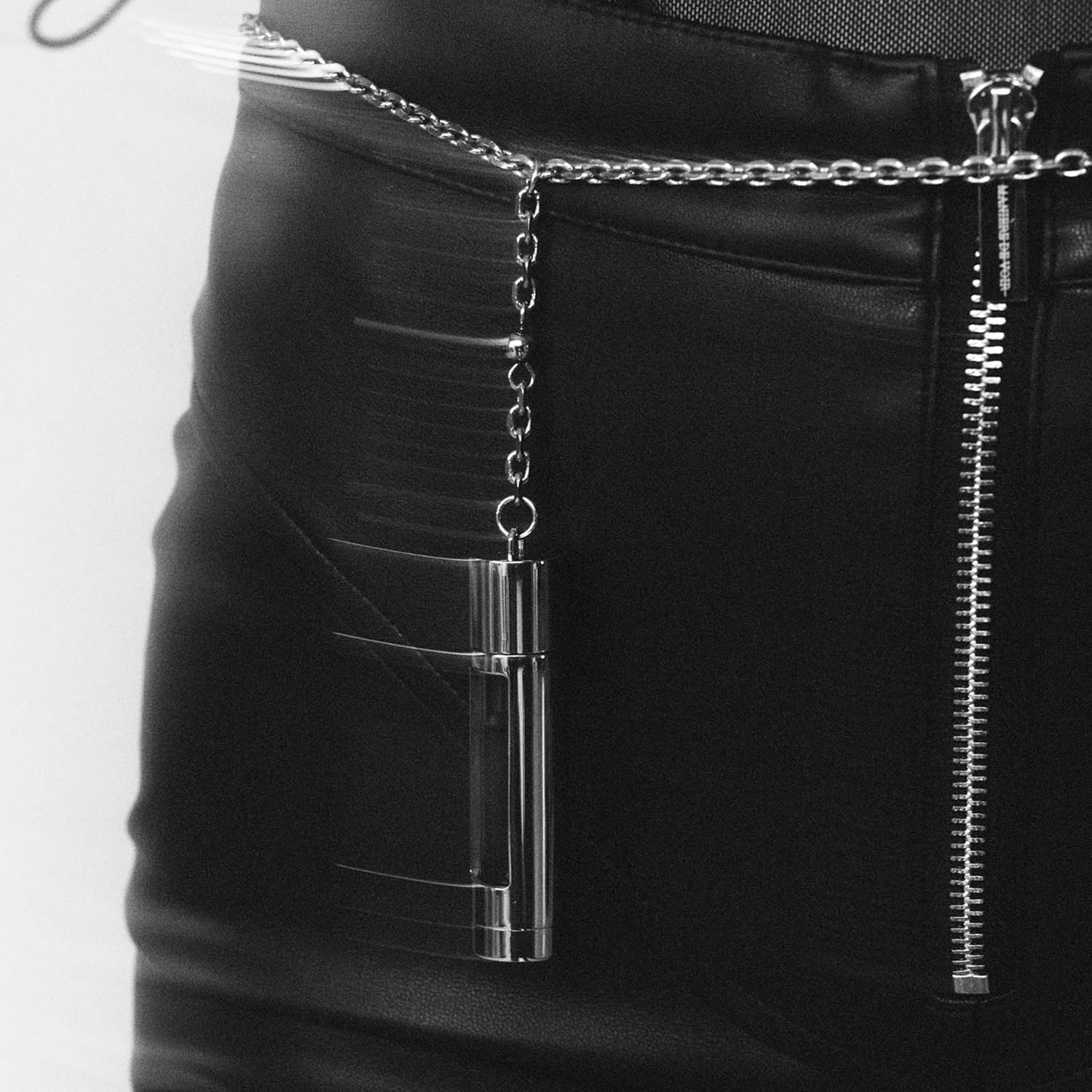 The Piece - Black by NCP for Unisex - 3 Pc 2 X 4.9Ml Olfactive Facet -701 Leather and Vetiver EDP Roll On, Necklace image number 6