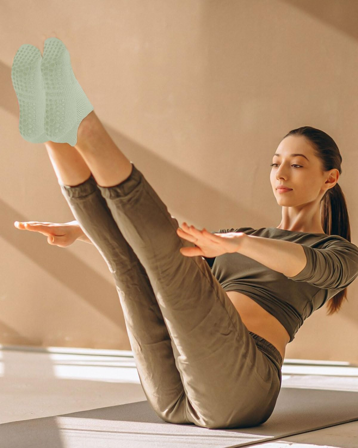 Yoga Pilates Non Slip Socks with Grips for Women, 6 Pairs Non-Slip Yoga Athletic Socks for Barre Ballet Barefoot Workout Hospital