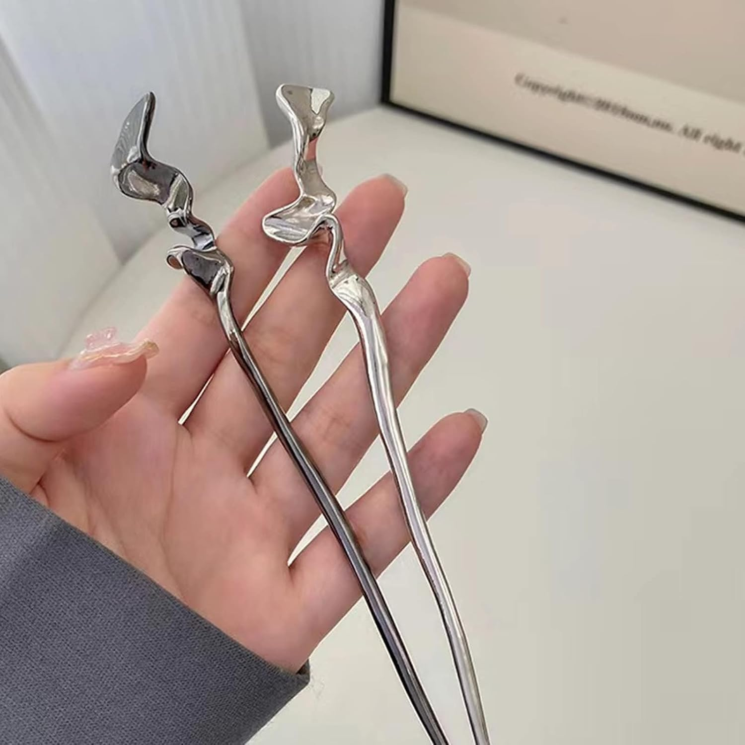 Kuskins 2 Pcs Vintage Hair Sticks for Women, Alloy Chinese Hairpin Set, Minimalist Curved Bun Sticks with Non Slip Grip, Bridal Hanfu Hair Jewelry & Everyday Updo Tools (Black+Silver) image number 4