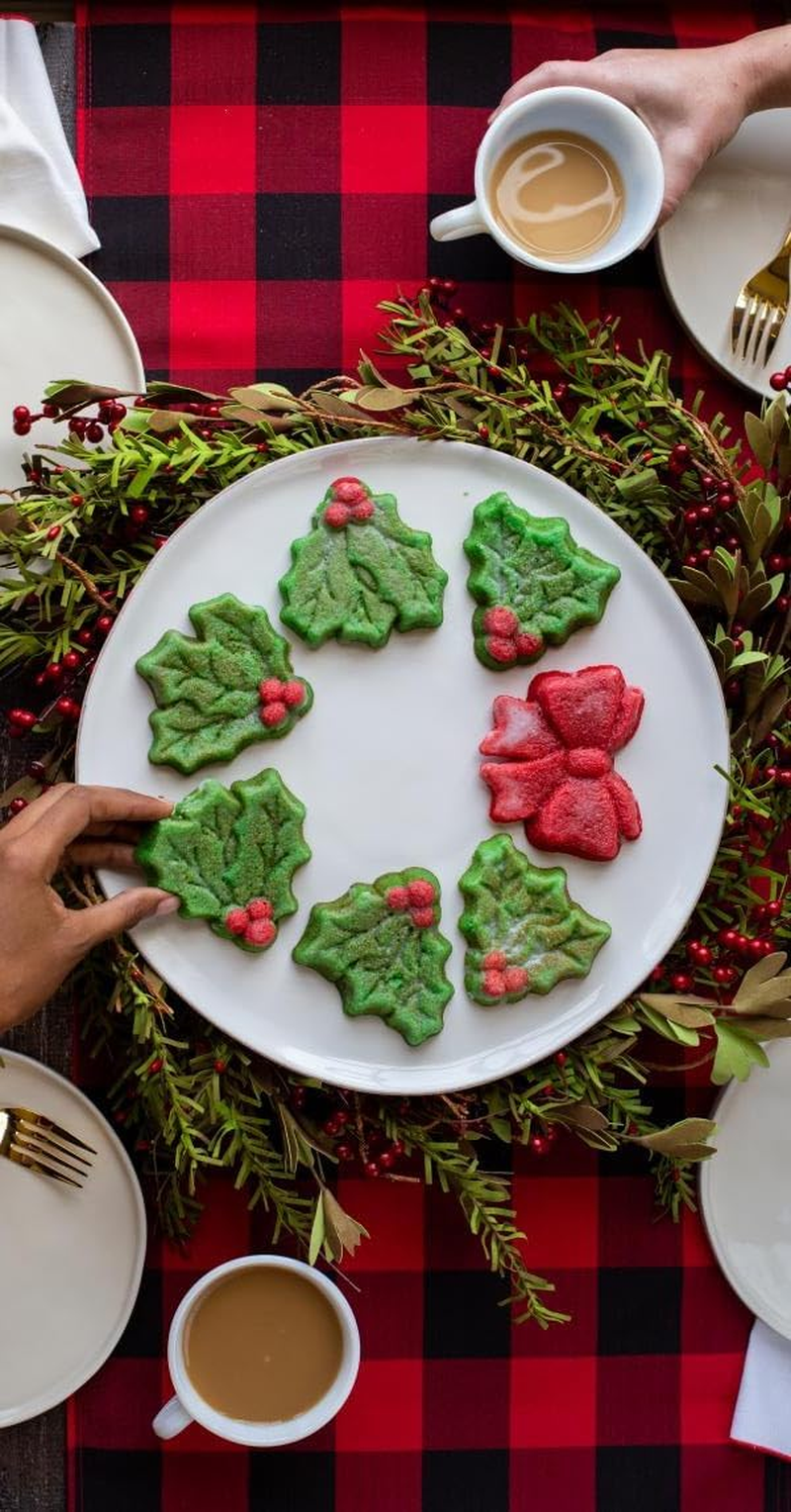 Lodge Cast Iron Holiday Wreath Pan, Black, 14.69 Inch