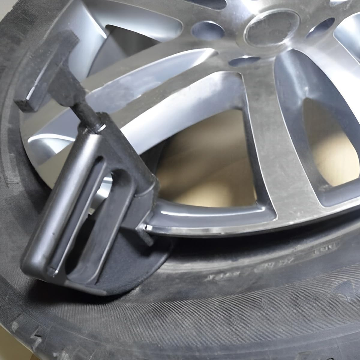 JNNJ Pack of 2 Tyre Bead Holdings, Tyre Fitting Aid Bead Clamp, Tyre Fitting Tyre Bead Hold-Down Holder, Universal Rim Pry Tyre Fitting Aid Wheel Change Aid image number 2