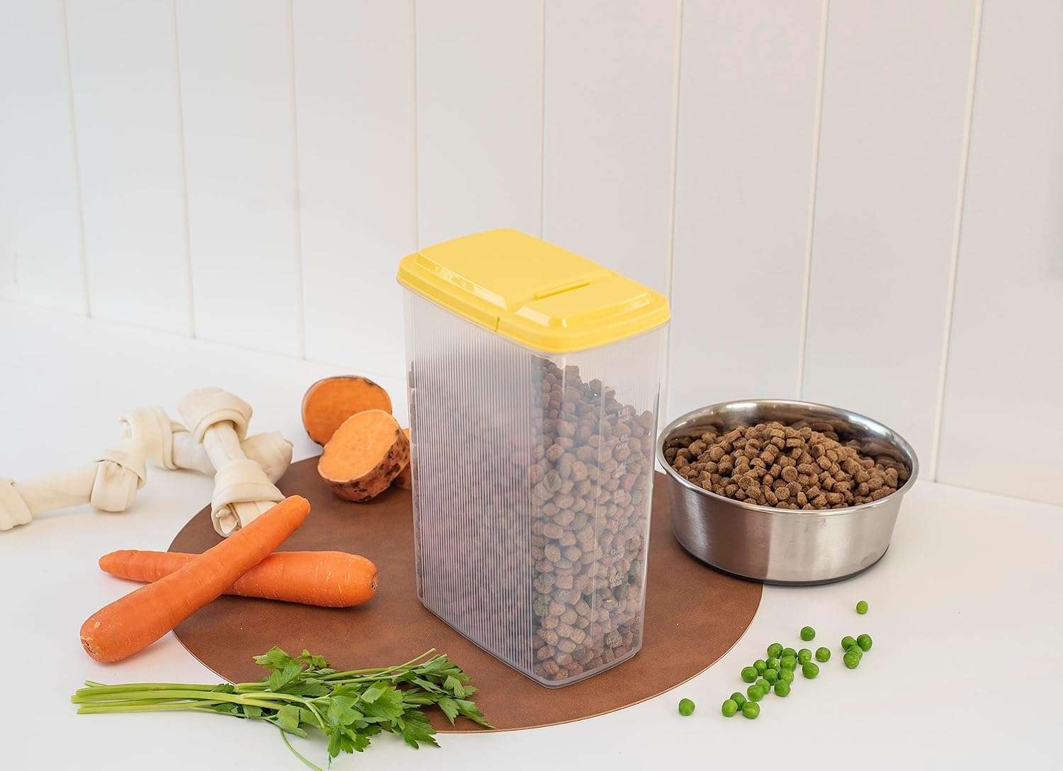 Lock & Lock Flip Top Pet Food Storage Container, 2.4 Litre Capacity image number 2