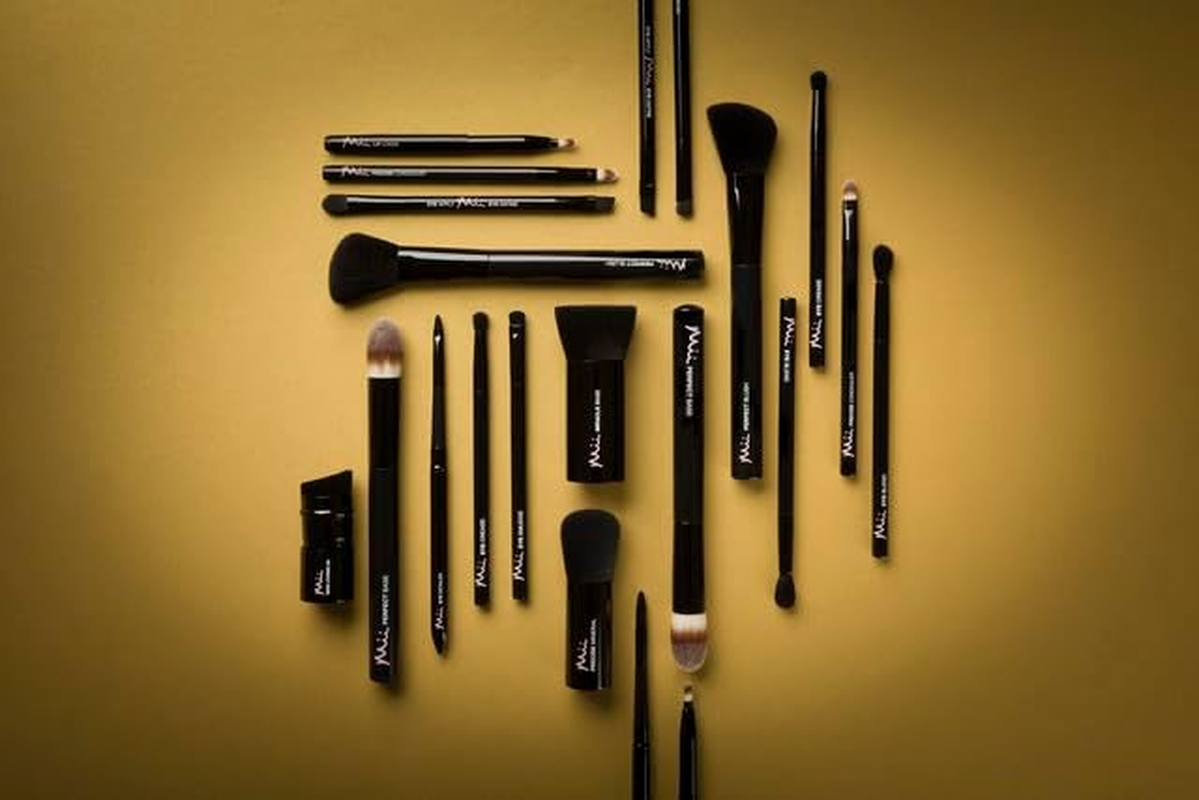 Mii Cosmetics - Skin Loving BB Brush - Angled Retractable Brush, BR14