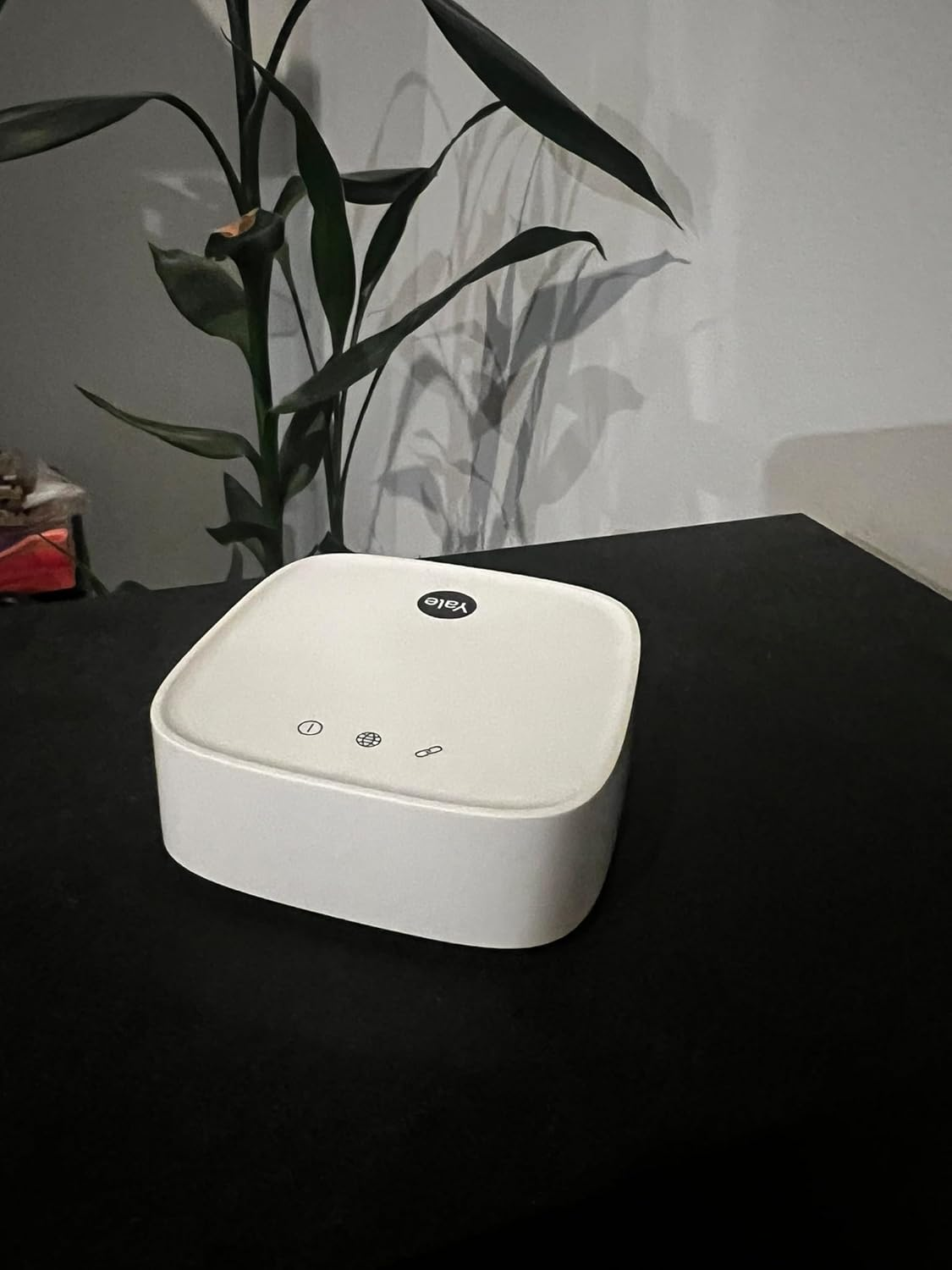 Yale Connect plus Hub 2 image number 3