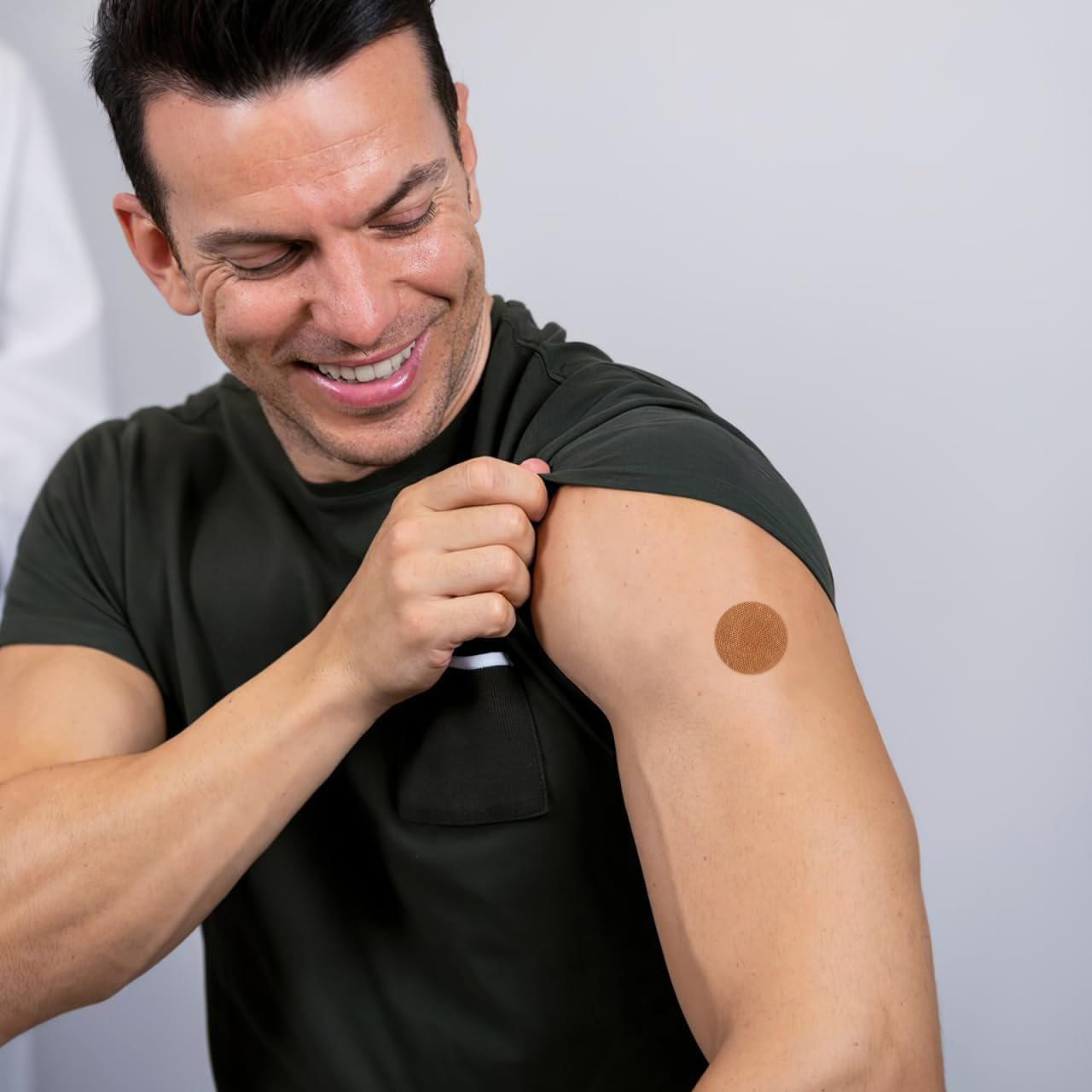 FOMIYES 100Pcs round Fabric Bandages - Comfortable Breathable Elastic Fabric Adhesive Patches for Finger Joints and Large Areas, Waterproof and Strong Adhesion, 22Mm, 25Mm, 30Mm, 38Mm image number 5