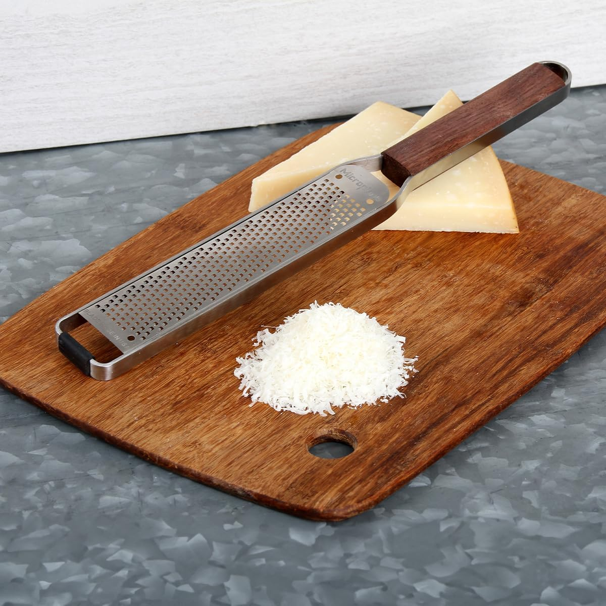 Microplane Master Series Zester Grater - Premium Stainless Steel Blades, Effortless Zesting, Grating of Citrus, Cheese, Garlic, Ginger, & Vegetables, Non-Slip Base, 27.3 Cm Long, Walnut Handle - Brown image number 3