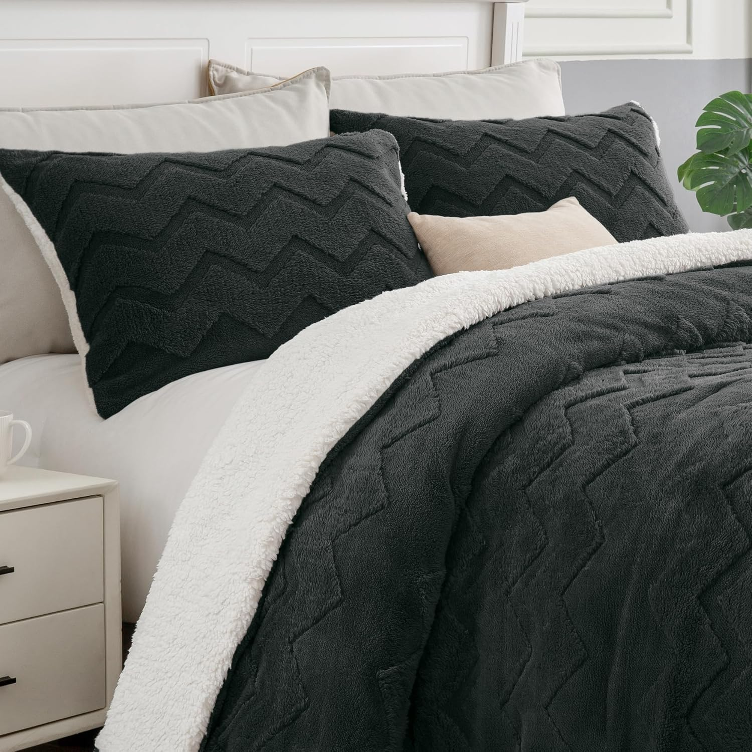 BEDELITE Fluffy Queen Comforter Set - Super Soft Sherpa Grey Comforter for Queen Size Bed, Luxury Warm Bedding Set for Winter, Fuzzy Bed Set 3 Pieces (1 Comforter, 2 Pillowcases)