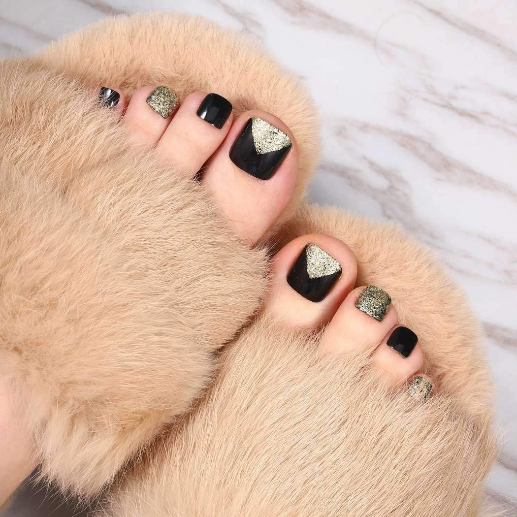 Mosako Glitter Sequins Press on Toenails Short Square Fake Toenail Sparkle Paillette Glossy False Toenail Full Cover Toe Nail Tips Designer Fancy Feet Nails Manicure for Women and Girls 24Pcs (Black-1) image number 4
