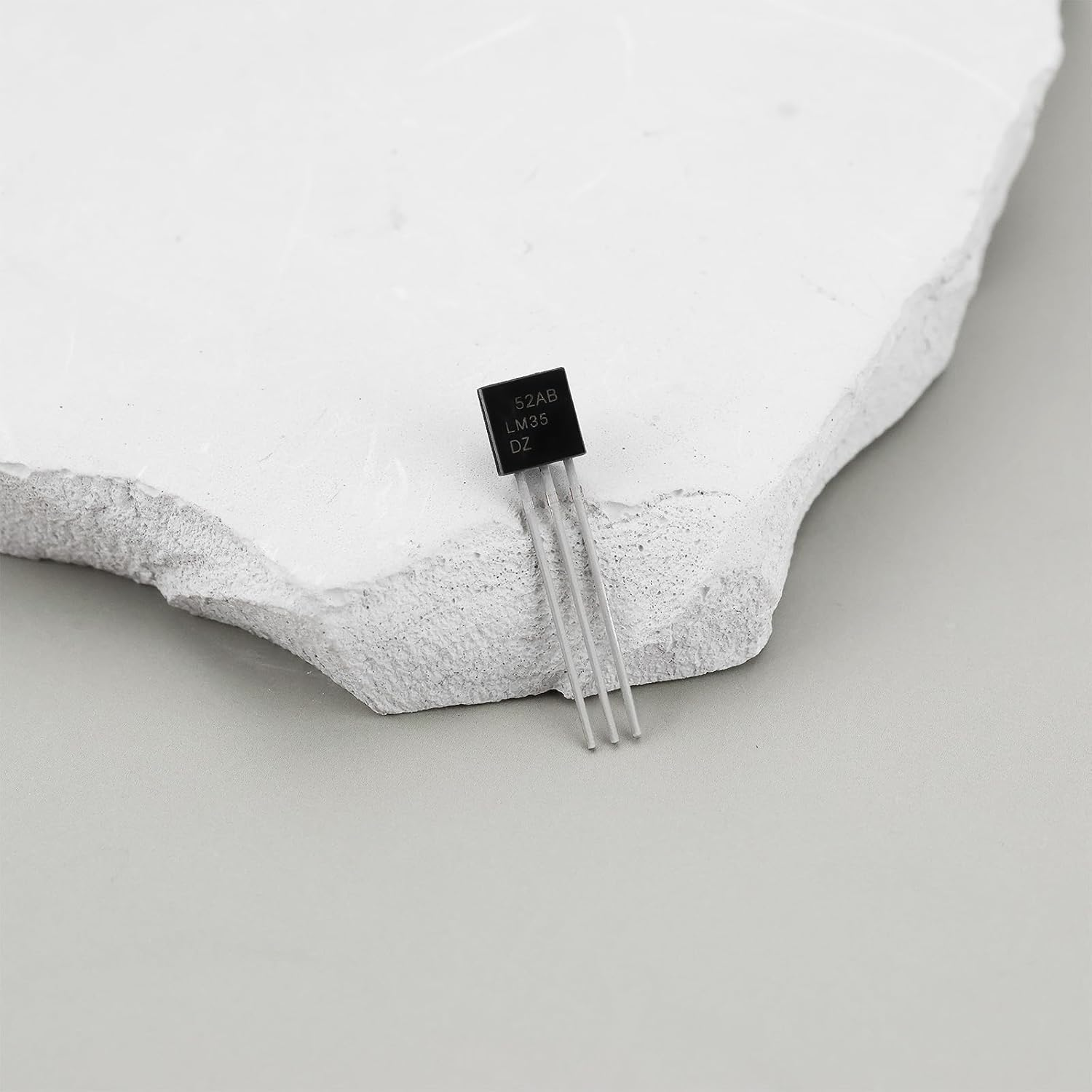 Emagtech 10X LM35DZ Temperature Sensor IC Acquisition TO-92 for Electronic Device Temperature Control image number 1