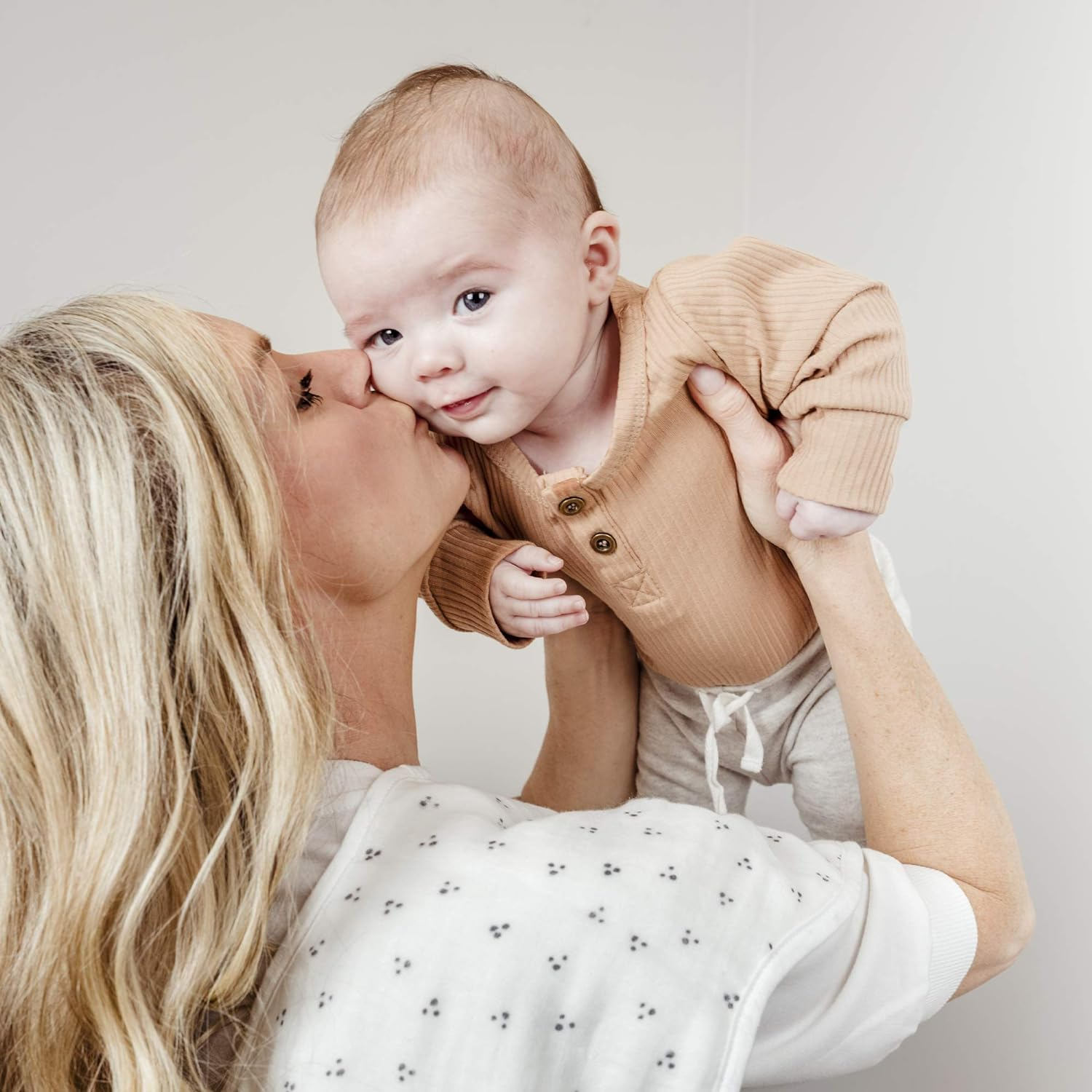 Weesprout Unisex Organic Towel Cotton Burp Cloths, Set of 4, Four Ultra-Absorbent Layers Keep Clothes Dry, Button Transforms into Baby Bib, Machine Washable & Dryer Safe (Neutral Set, Full) image number 6