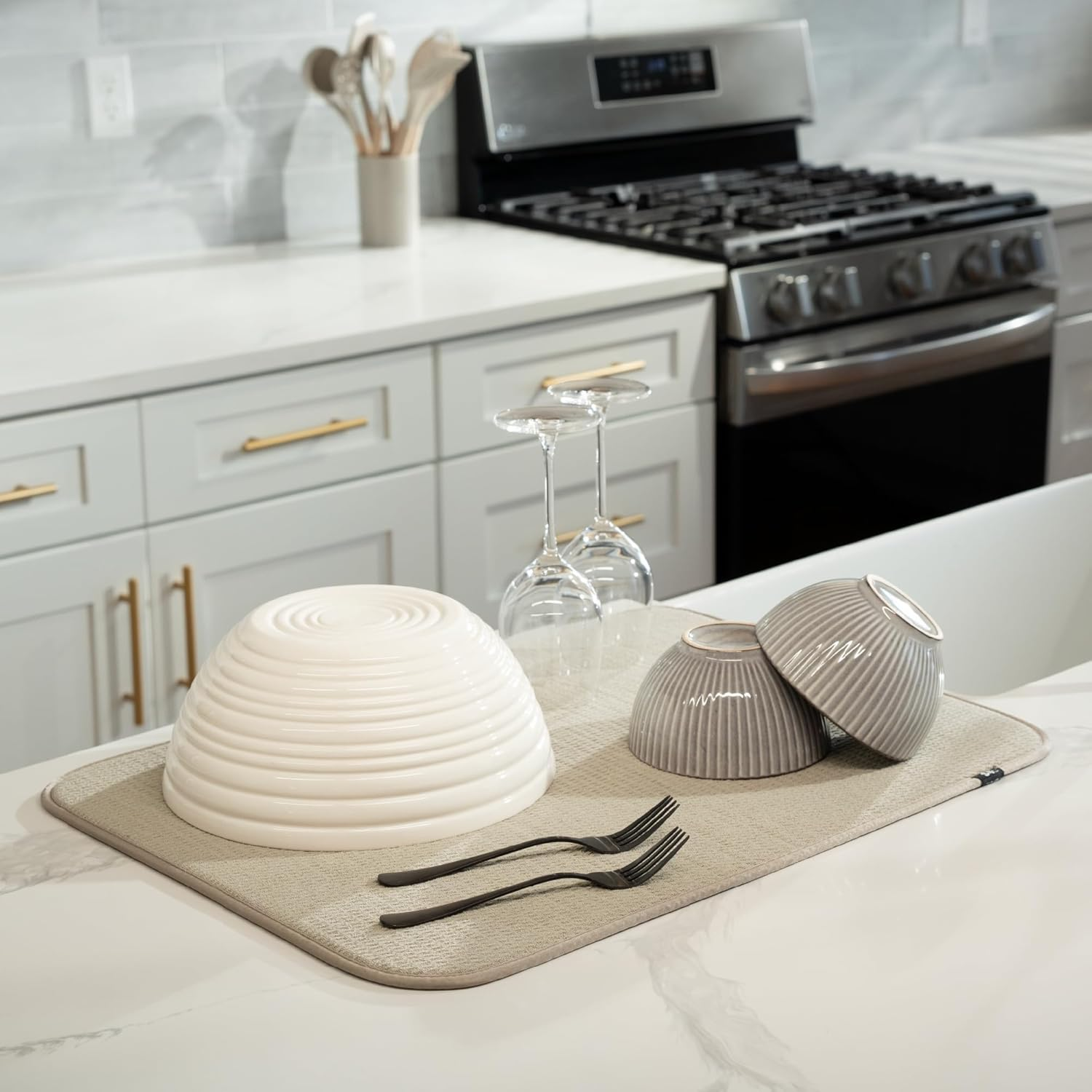 S&T INC. Dish Drying Mat XL, Highly Absorbent Microfiber Kitchen Counter Mat, Dish Drying Pad for Dishes, Utensils, Pots and Pans, Extra Large 18" X 24", Pure Cashmere image number 5