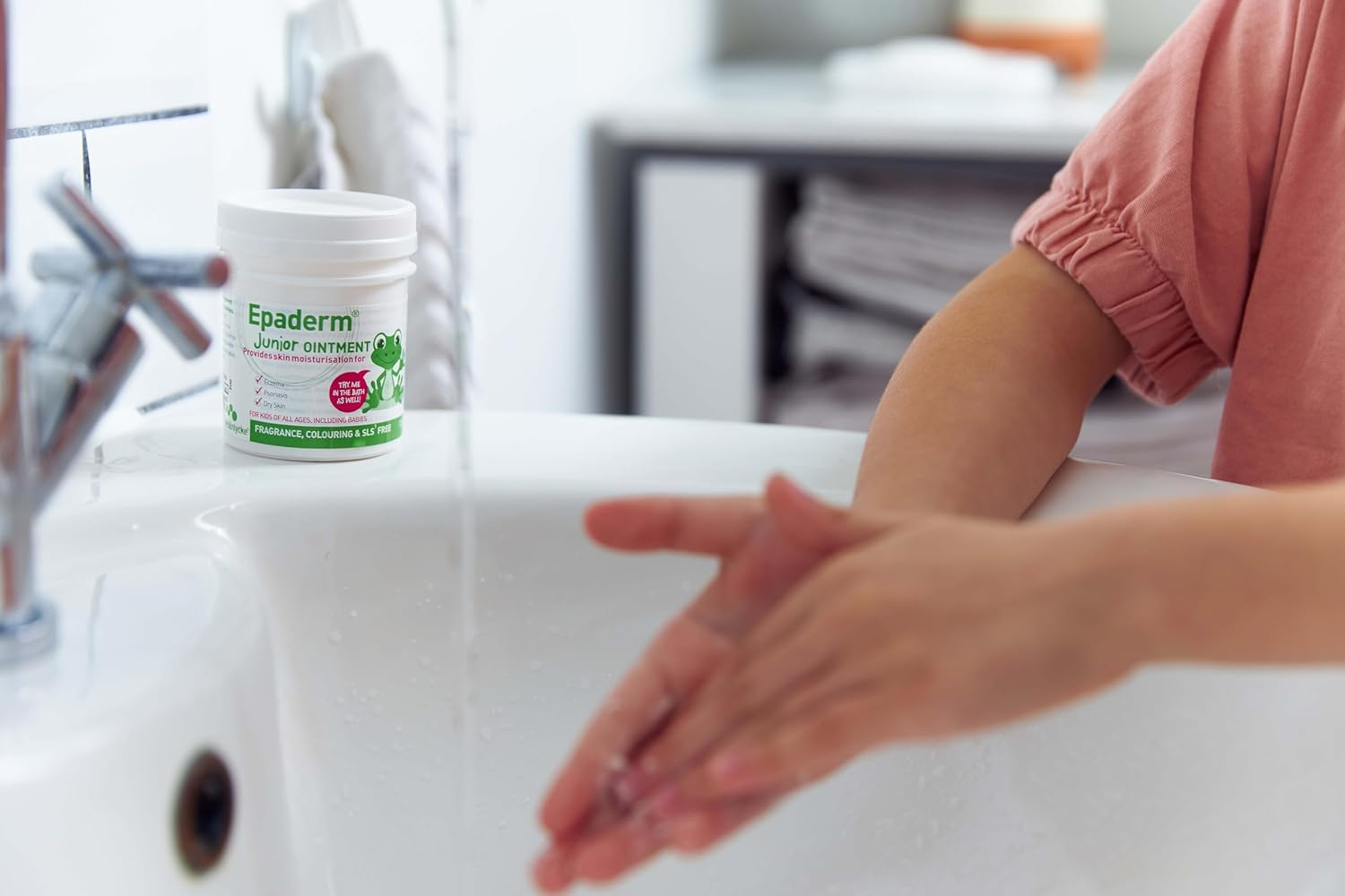 Epaderm Junior Ointment for Eczema, Psoriasis and Dry Skin, 125G Tub | 3-In-1 Emollient Formulated with Clinically Proven Ingredients | Free from Fragrance, Colour, Steroids, Sodium Lauryl Sulphate (SLS) | Suitable for All Ages, Including Babies image number 4