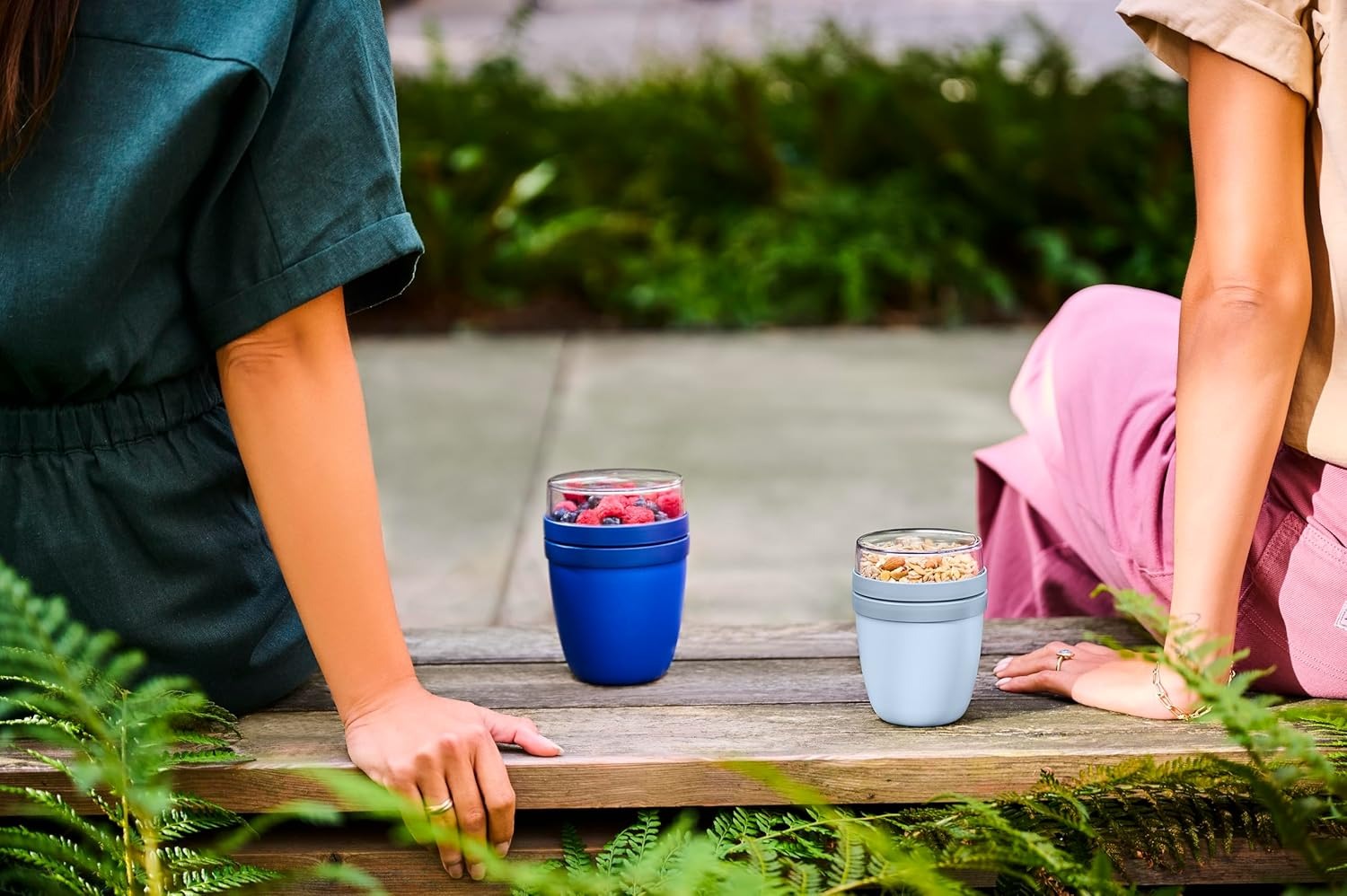 Mepal Overnight Oat Jar - Mini - Practical Yoghurt Cup & Muesli Cup - Separate Compartments for Yoghurt & Muesli - Suitable for Freezer, Microwave & Dishwasher - 300 Ml + 120 Ml - Vivid Blue image number 3