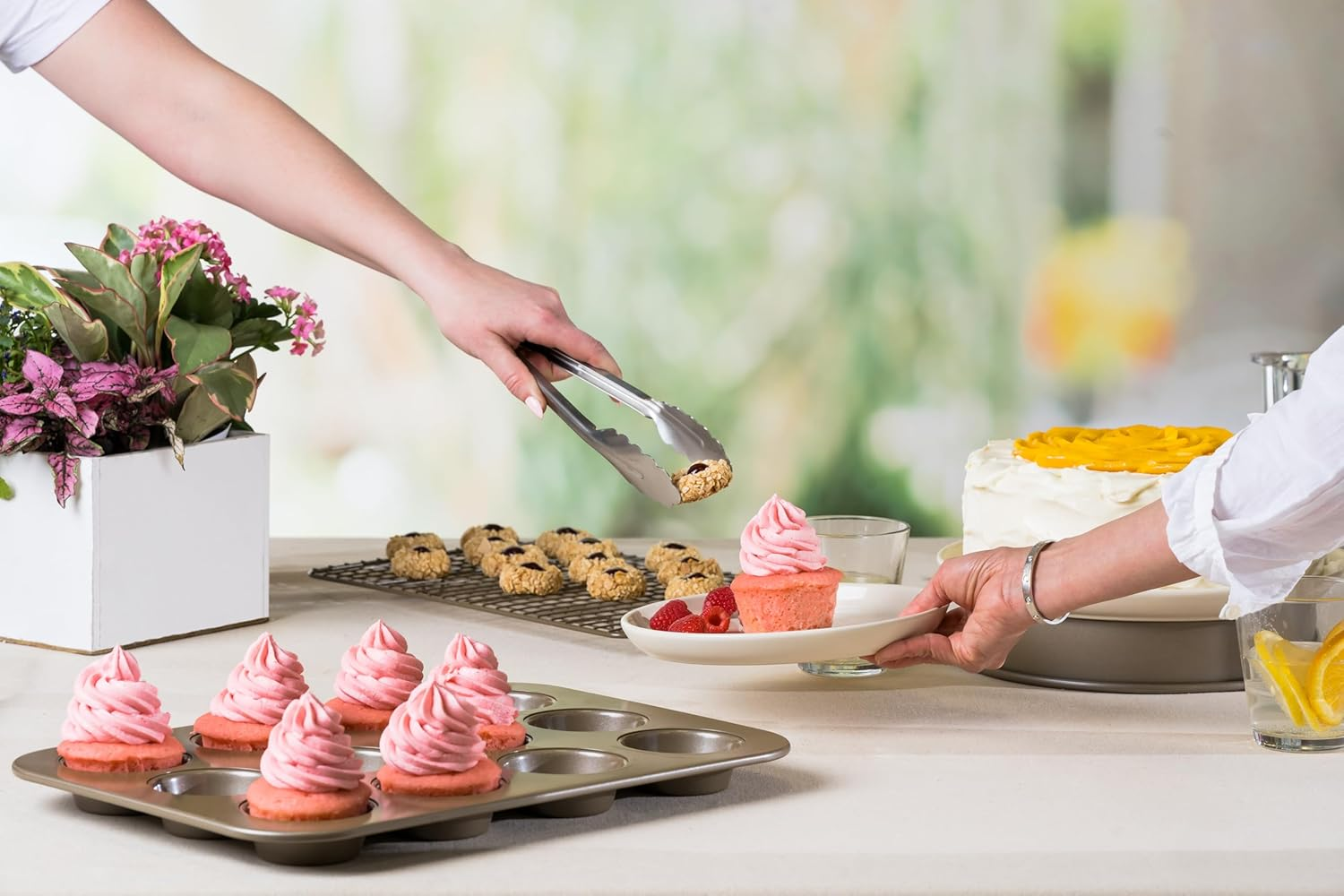 Cuisipro 57578 Serving Stainless Steel Locking Tong, 30.5 Cm - 9.5-Inch, Stainless Steel image number 3