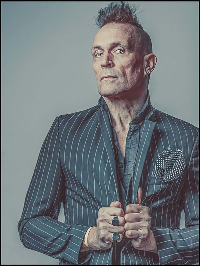 Live Forever: How Liam and Noel Remade Rock 'N' Roll, the Story of Oasis image number 3