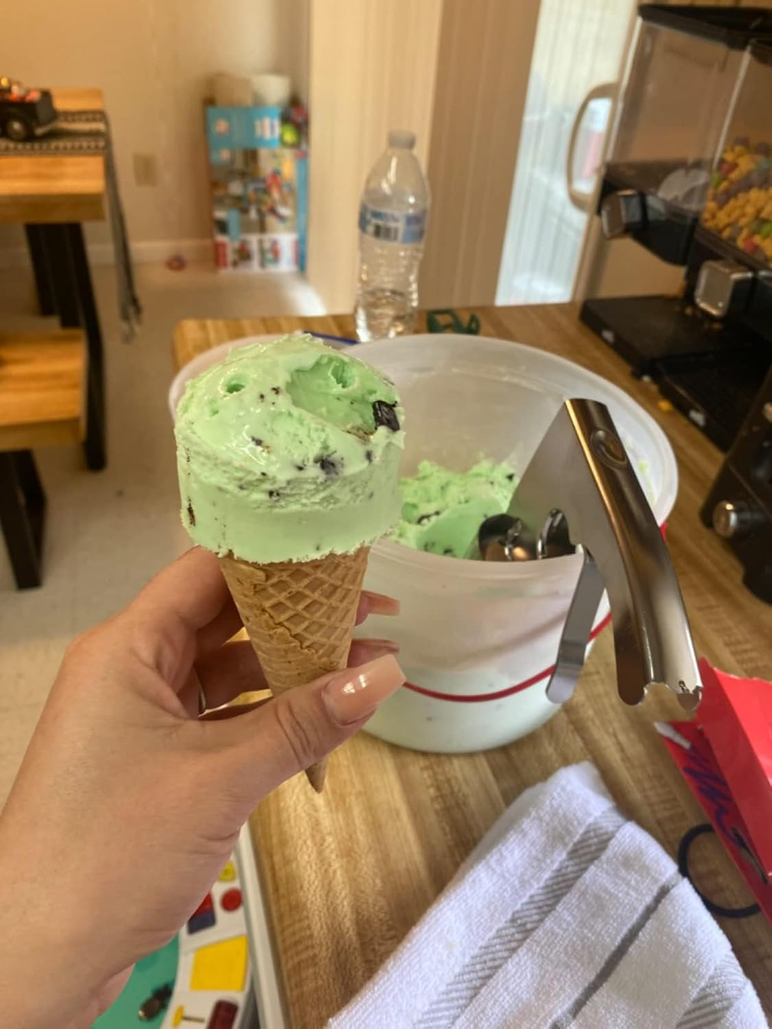 Easy Release Trigger Ice Cream Sandwich Scoop for Big Volumes | Nostalgic Old Fashioned Ice Cream Scooper, Designed in a Classic Cylindrical Style Scoop Disher image number 4