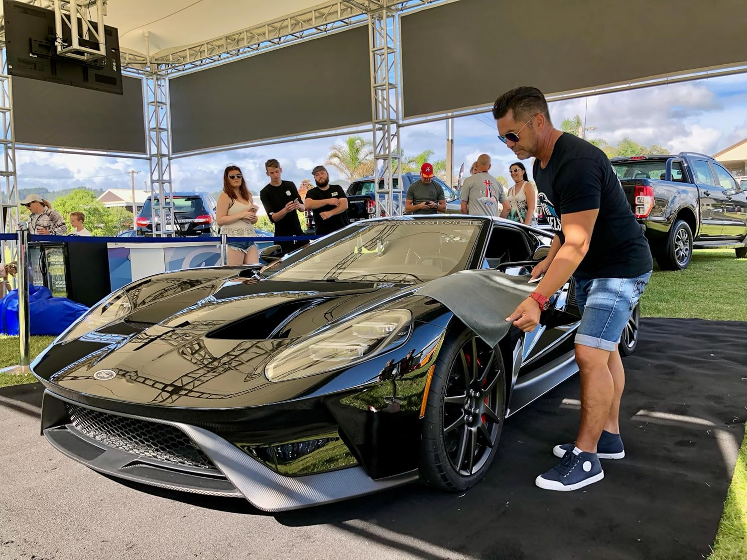 The Finisher &ndash; Detailing & Finishing Microfiber Towel (2.3X1.3 Ft / 70X40 Cm) &ndash; for Cars, Bikes, Kitchens & Bathrooms &ndash; Soft, Absorbent & Streak-Free