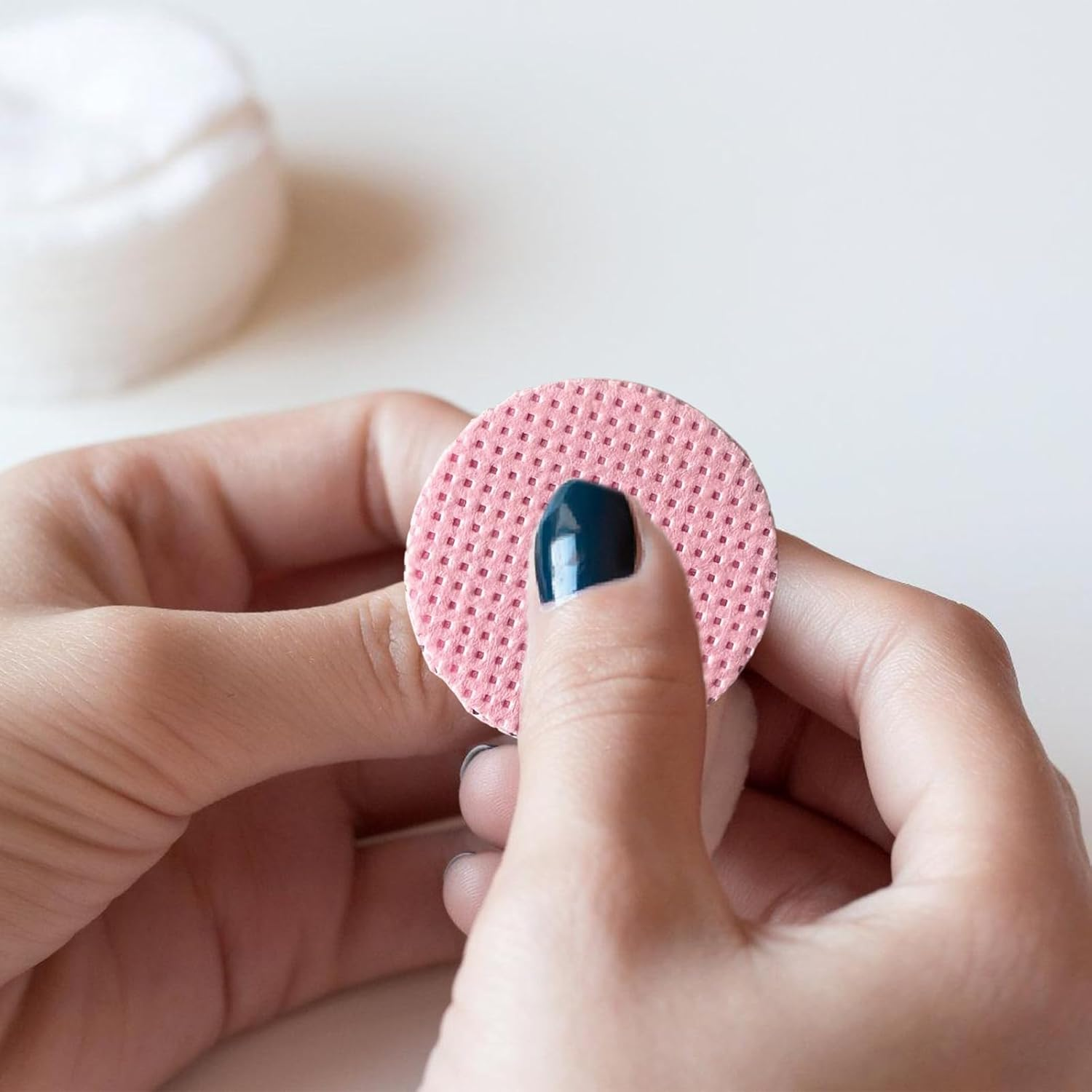 Rstigiker 400 Pcs Lint Free Nail Wipes - round Non-Woven Soft Super Absorbent Dry Wipes for Nail Polish Remover, Eyelash Extensions and Nail Art (Pink)