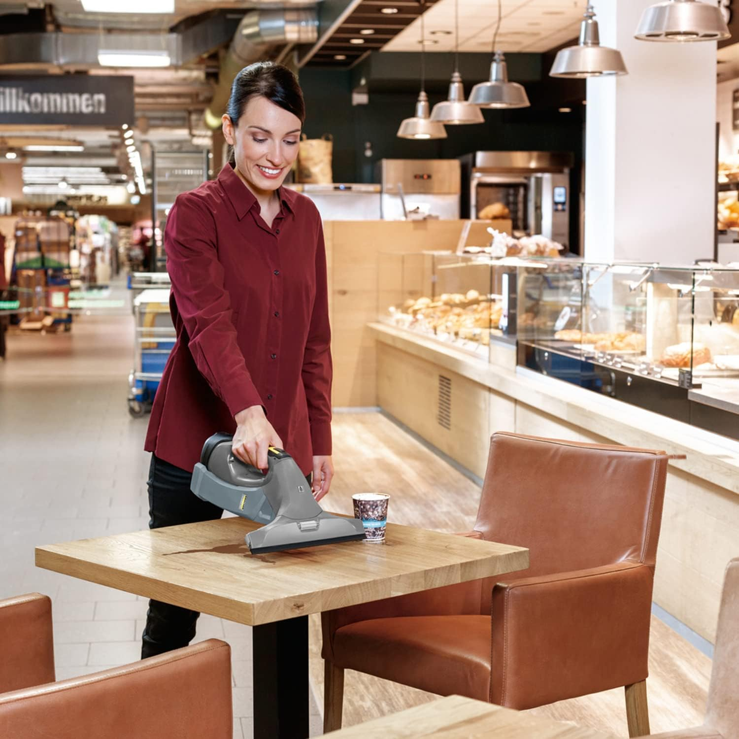 K&auml;rcher WVP 10 Cordless Window and Surface Vacuum Cleaner, Running Time: 35 Min, 280 Mm Suction Nozzle, Spray Bottle with Microfibre Cover, Charger, Cleaner Concentrate 500 Ml