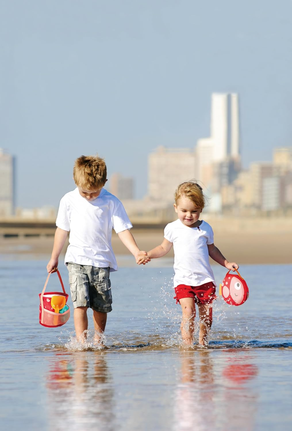 Hape Beach Toys Backpack Set with Sand Tools - Foldable Mesh Beach Bag with Summer Outdoor Play Toys for Kids - Portable Beach and Pool Play Kit image number 4