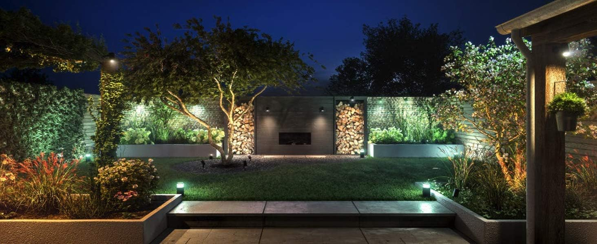 Philips Hue Resonate White and Colour Ambiance LED Smart Outdoor Wall Light, Black, Compatible with Alexa, Google Assistant and Apple Homekit - Black image number 4