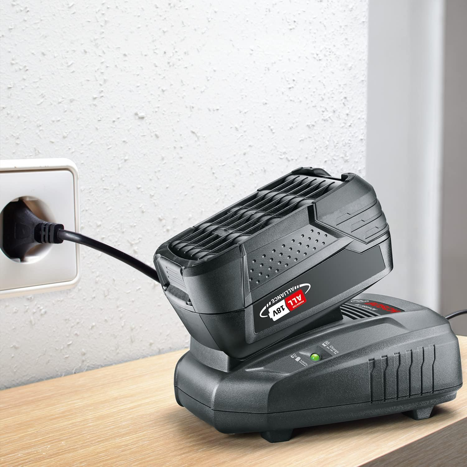 Bosch Home & Garden Bosch Cordless Telescopic Hedge Cutter Universalhedgepole 18 (1 X 4.0Ah Battery and Fast Charger Included, 18 V System)