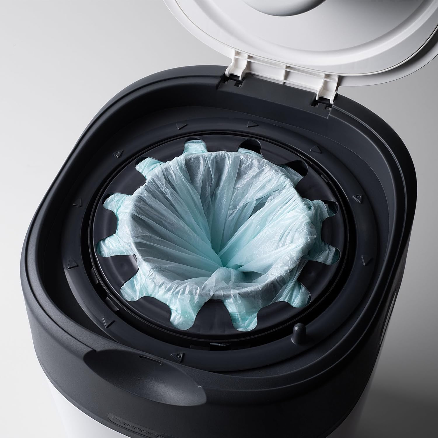 Tommee Tippee Twist and Click Advanced Nappy Bin Original Refill Cassettes, Exclusive Pack of 4, for Easy Refill and Great Value (Pack May Vary)