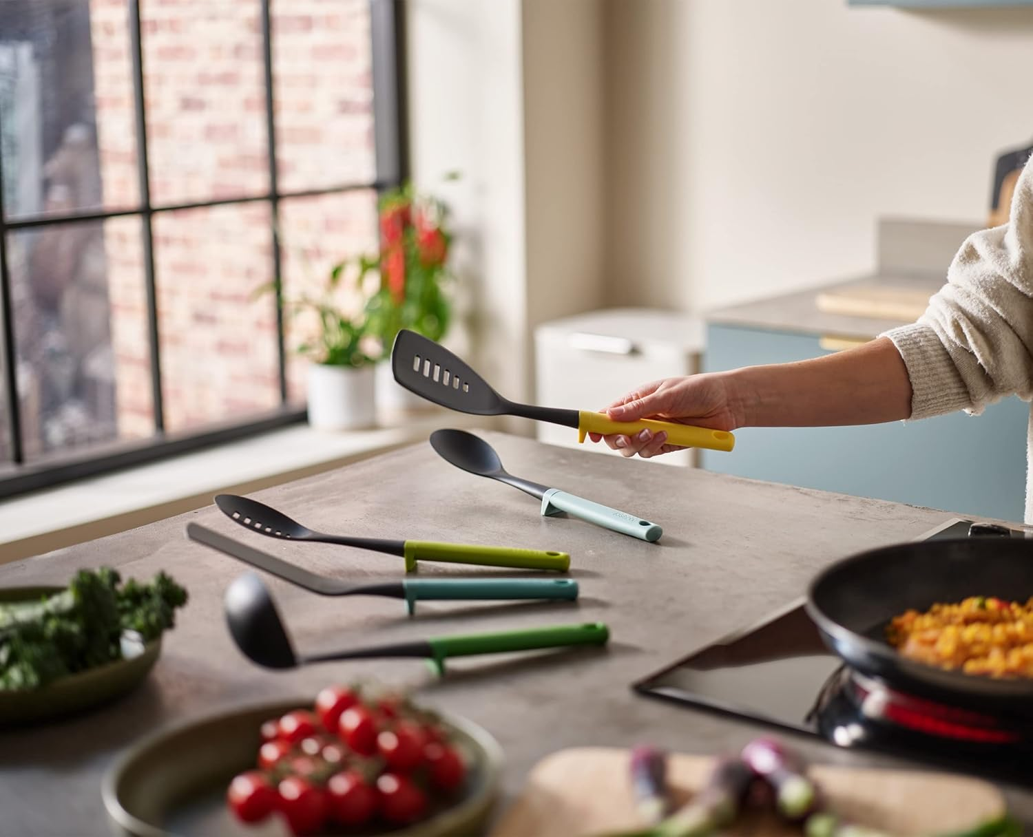 Joseph Joseph Duo 5-Piece Utensil Set with Integrated Tool Rest, Hygienic Cooking Kitchen Utensils Set for Use with Non-Stick Cookware, Opal image number 2