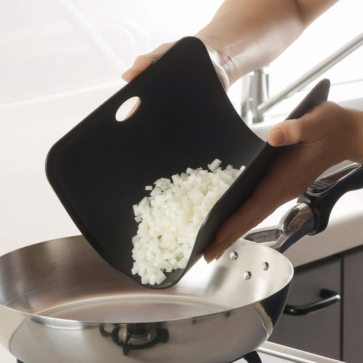 Shimomura Kougyou VB-615 VB-615 (Amazon.Co.Jp Exclusive) Shimomura Industry Anti-Bacterial Cutting Board, Made in Japan, Verdun Black Soft Sheet Cutting Board, S, Black, Lightweight, Made in Niigata image number 2