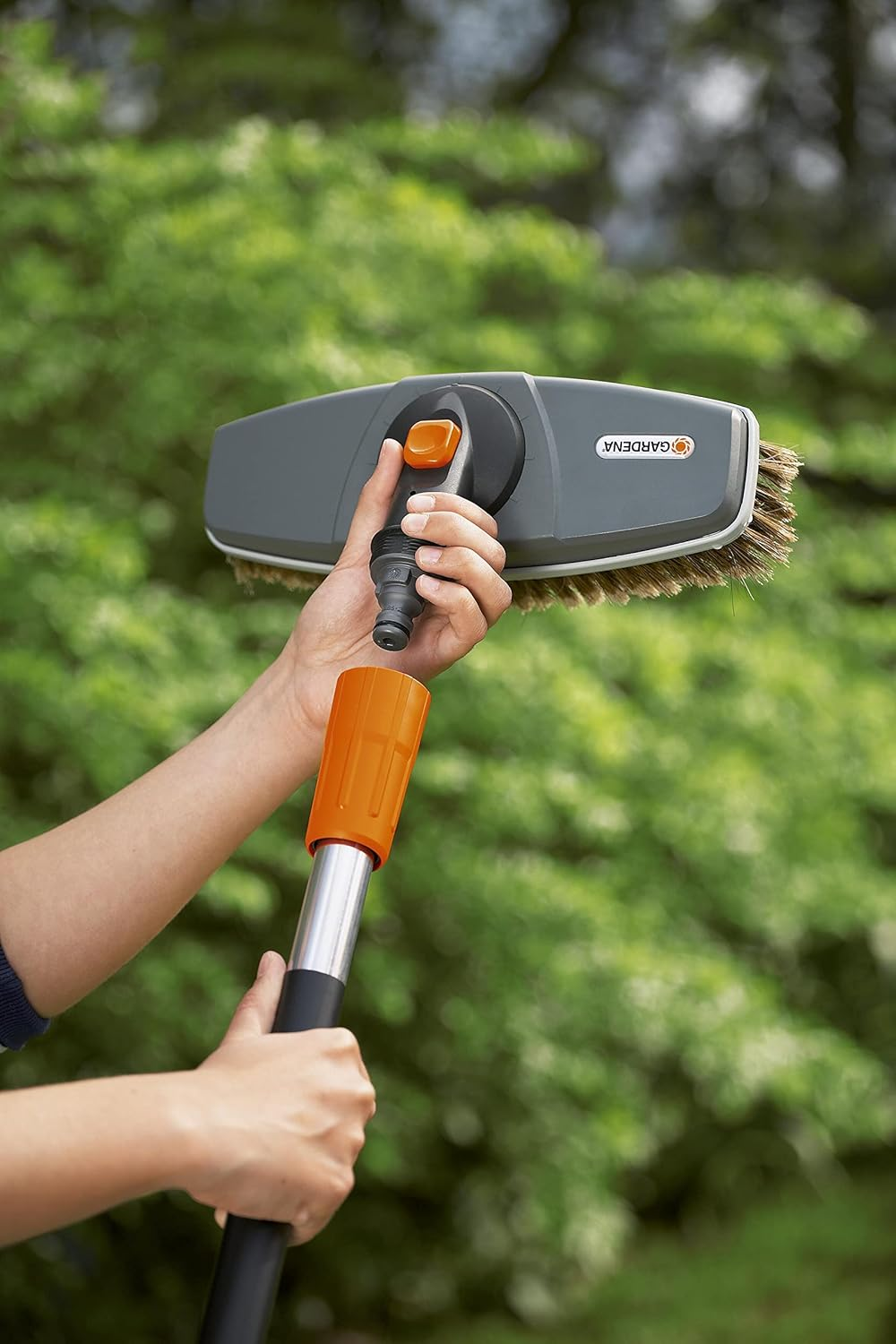 Gardena Washing Brush: Water-Bearing Cleaning Brush for the Clean System, Also for Delicate Surfaces and the Car Wash Suitable (5570-20) image number 4