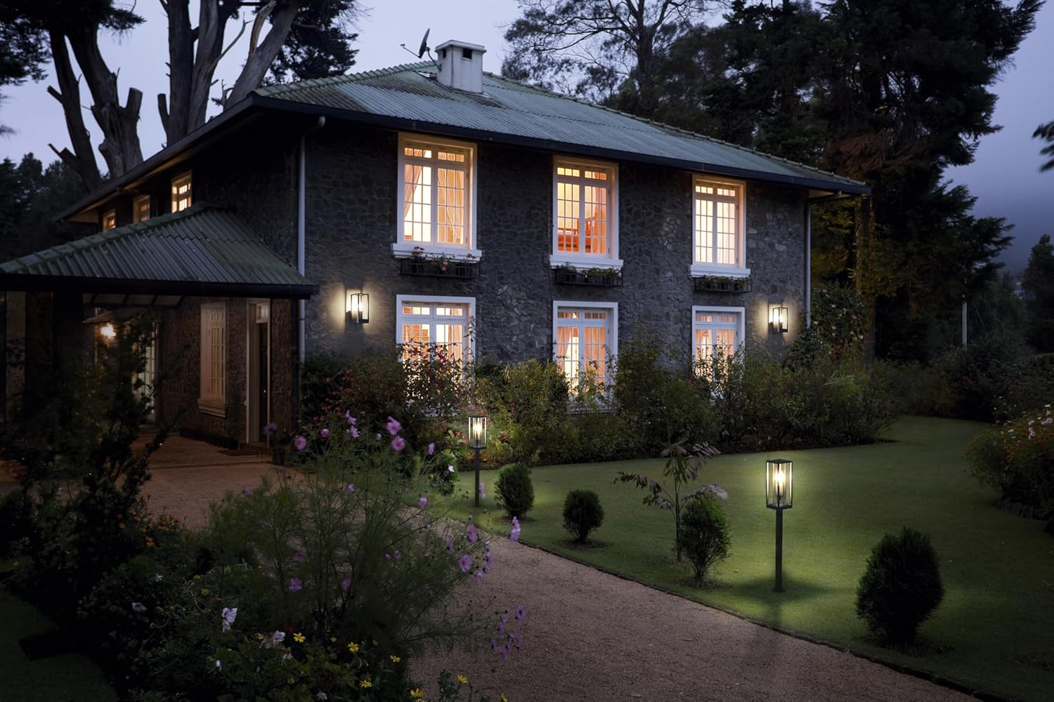 OSRAM Outdoor Wall Light E27 Aluminium Clear Glass IP44 Dark Grey Rectangular Design 140 X 110 X 245 Mm Fixings Included image number 4