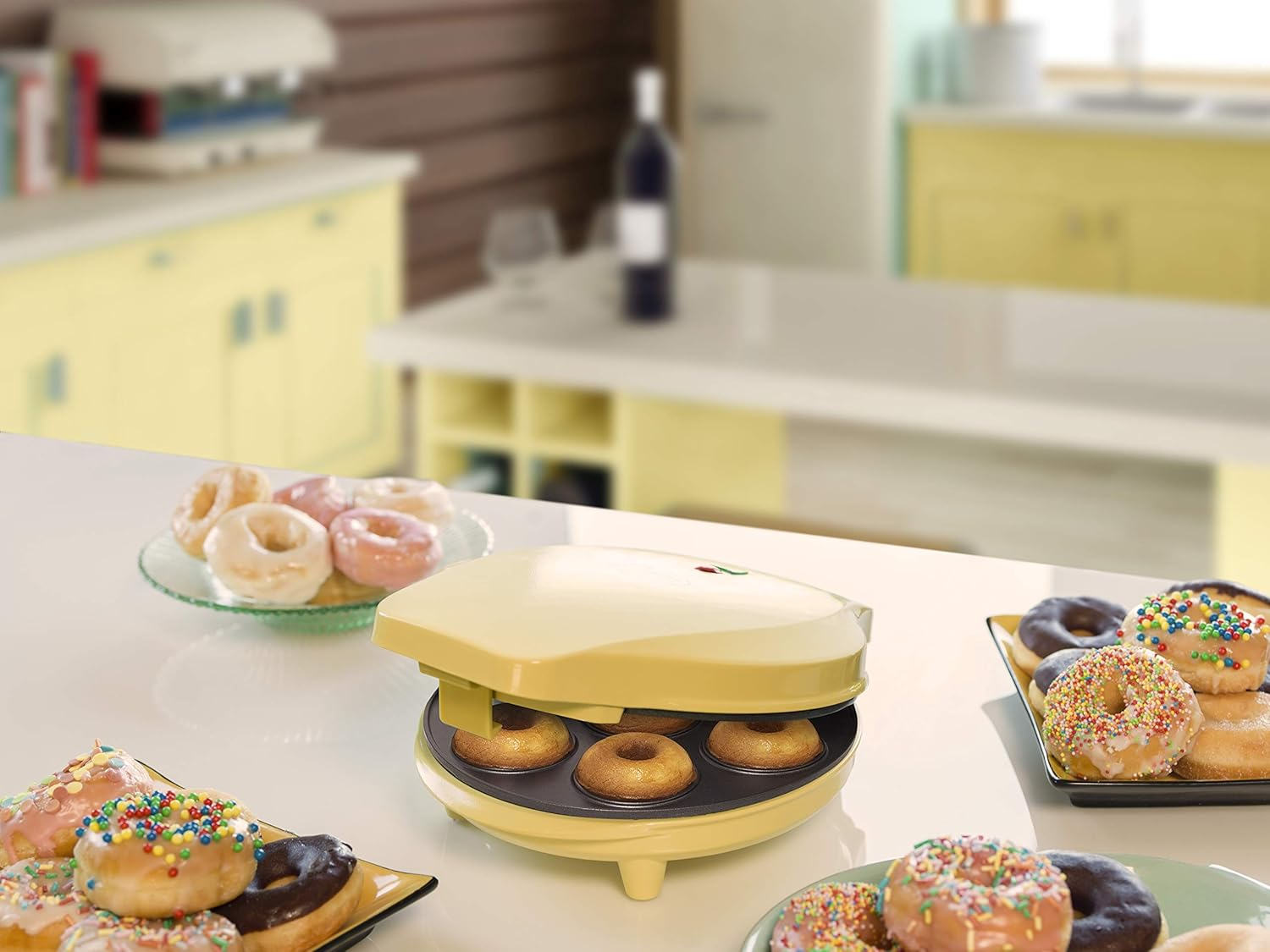 Bestron Donut Maker in Retro Design, Mini Doughnut Maker for 7 Small Doughnuts, Includes Baking Light and Non-Stick Coating, 700 Watt, Colour: Yellow - Pink image number 4