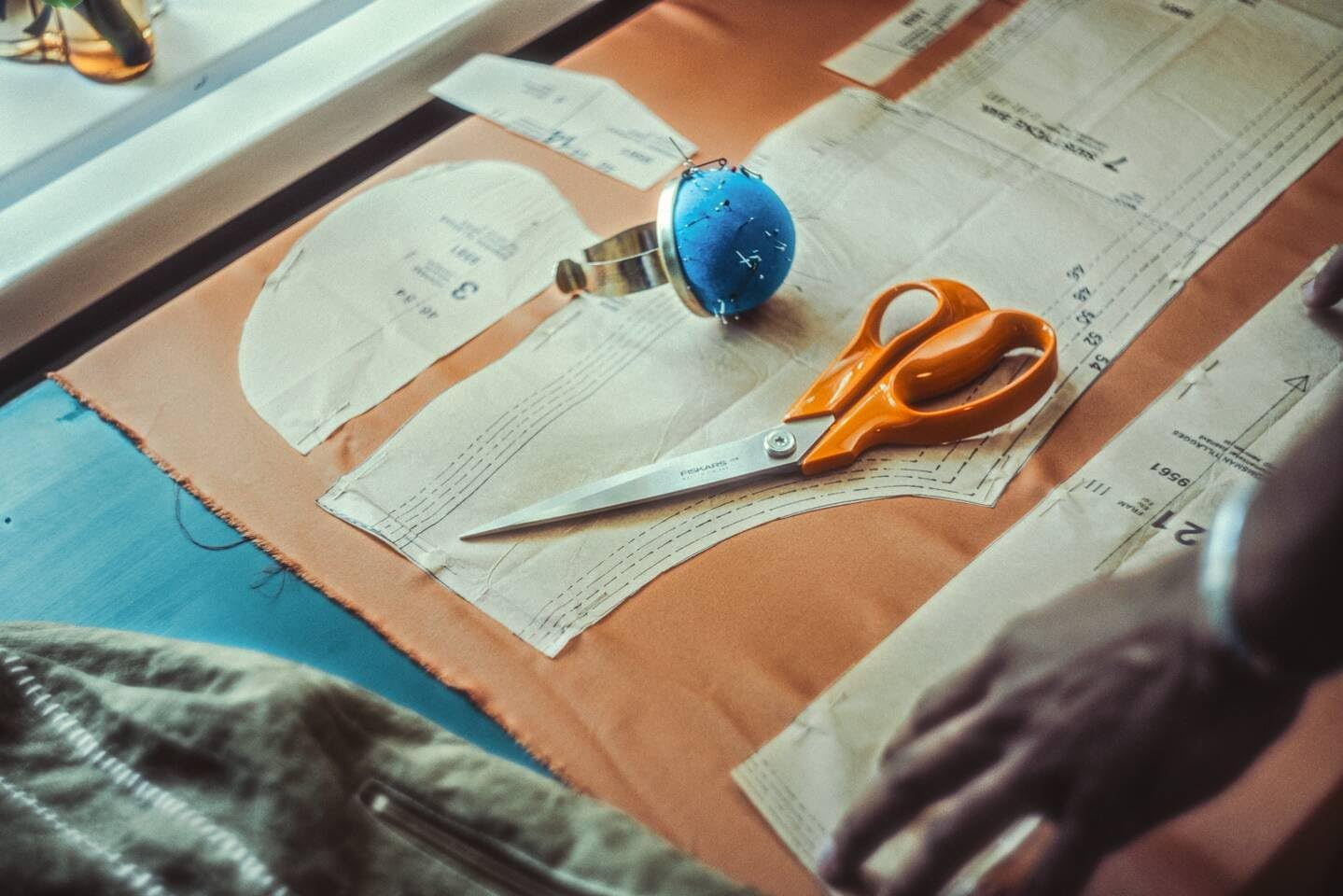 Fiskars Classic 1075056 Right-Handed Dressmaking Scissors, Total Length: 27.5 Cm, Improved Torx Screw and Ergonomic Handle, Quality Steel/Plastic, Orange image number 6