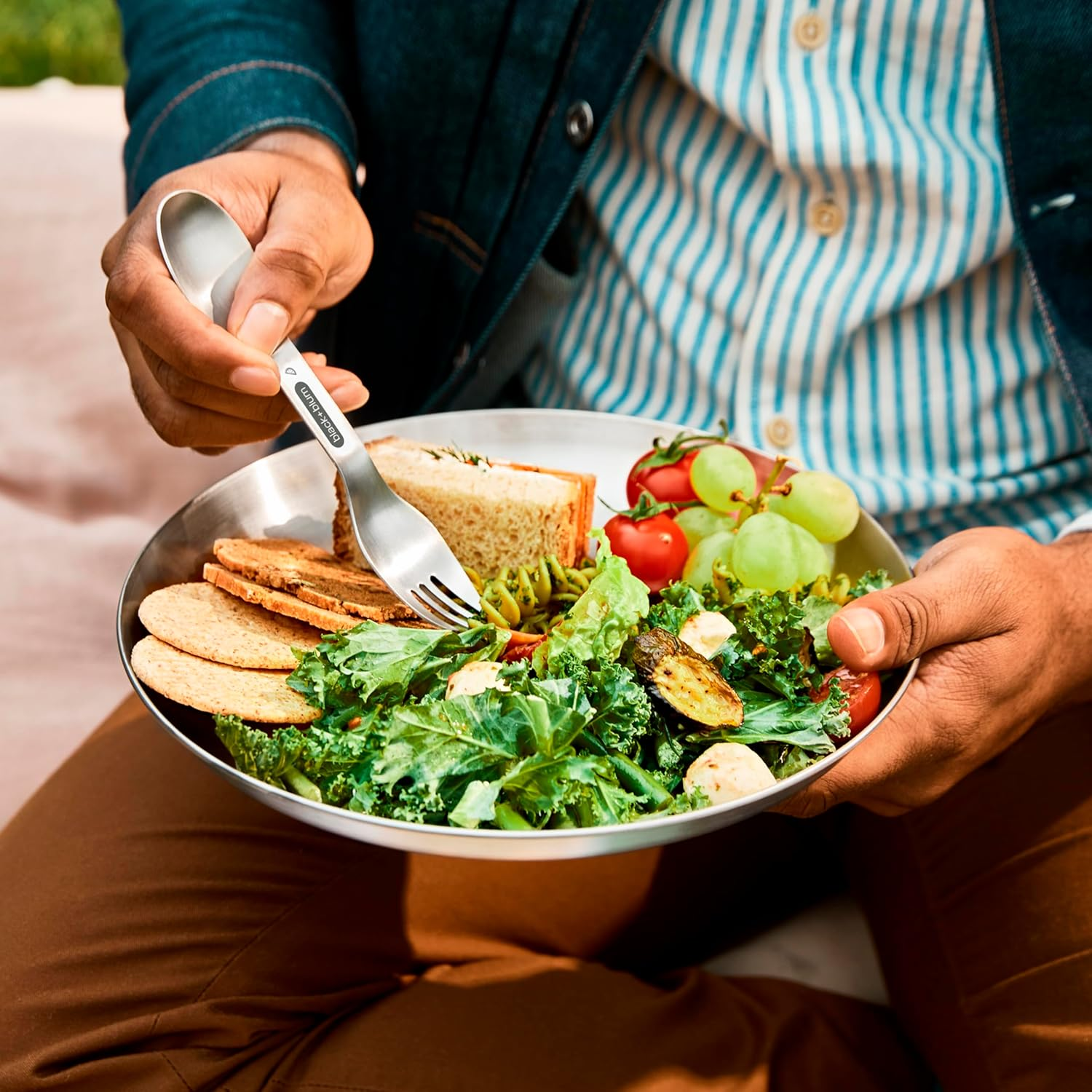 Black+Blum Picnic Plate Set of 4 - Stainless Steel Plates with a Bamboo Chopping Board Lid and Carry Strap image number 2