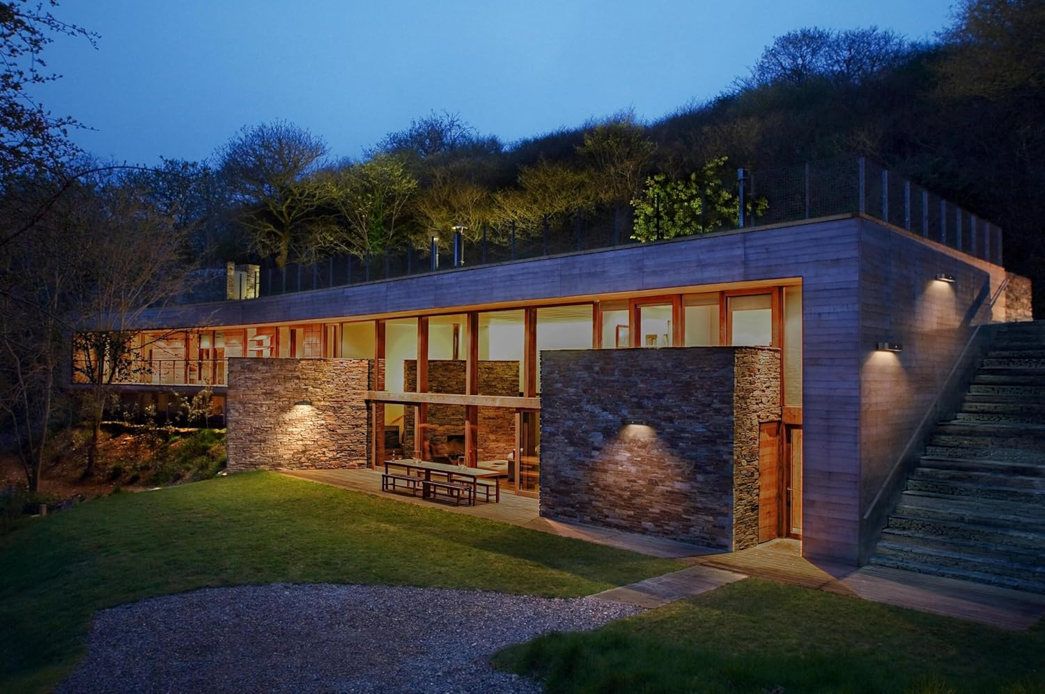 OSRAM Endura Style Small Oval Solar Wall Light, Warm White Light (3000 K), Integrated Sensor, Can Be Used without Power, Long Runtime: 30 Times 60 Seconds in PIR Mode, Protection Class IP44, Black image number 3