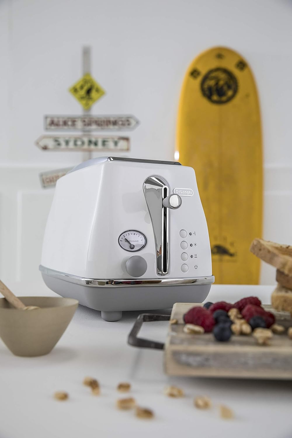 De'Longhi Icona Capitals 2 Slice Toaster CTOC2003.W, Reheat, Cancel and Defrost Functions, 6 Browning Levels, Removable Crumb Tray, 900W, White - Green image number 5